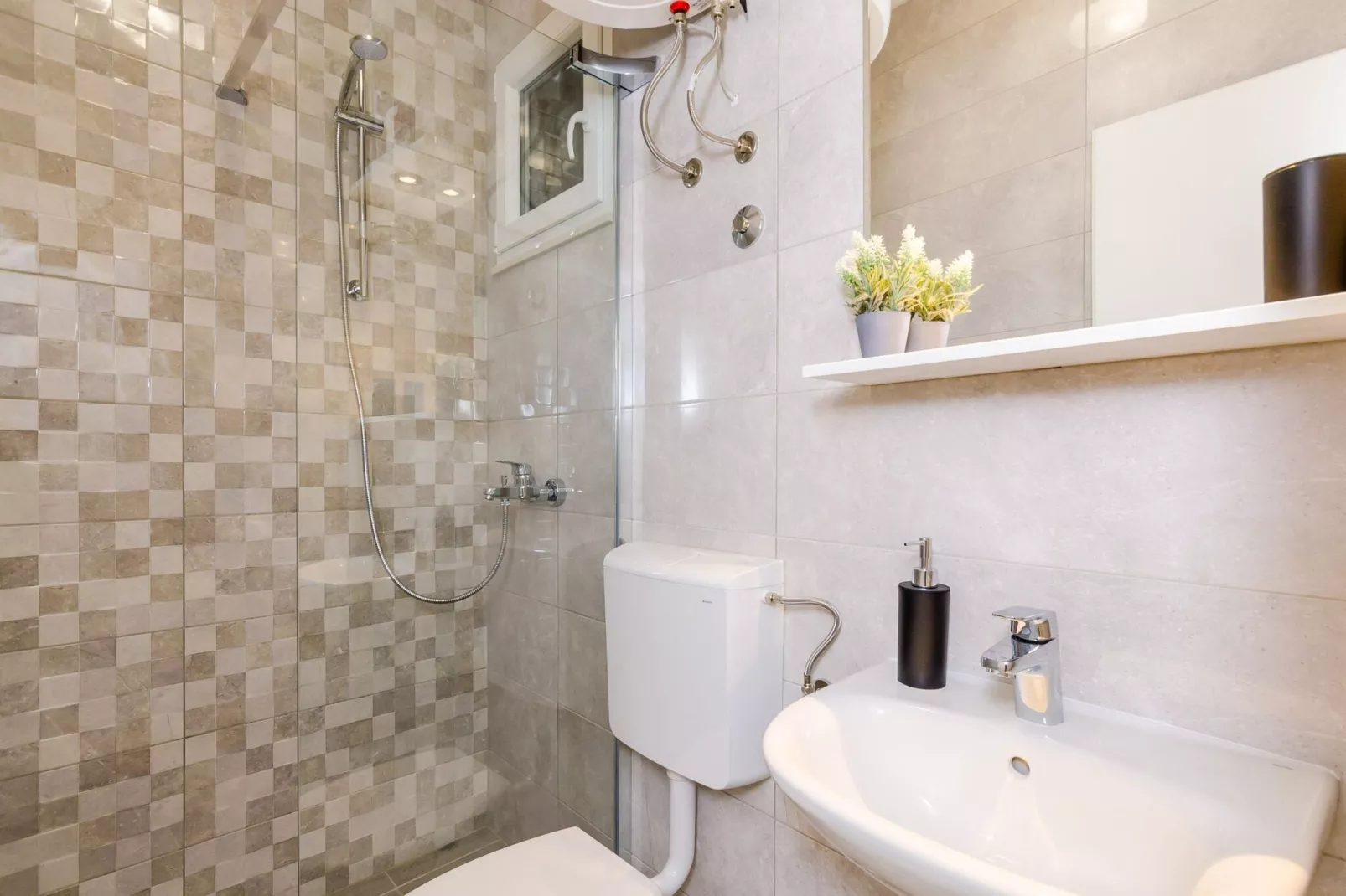 Miracle Apartments - Comfort Studio Apartment with Terrace and City View-Bathroom
