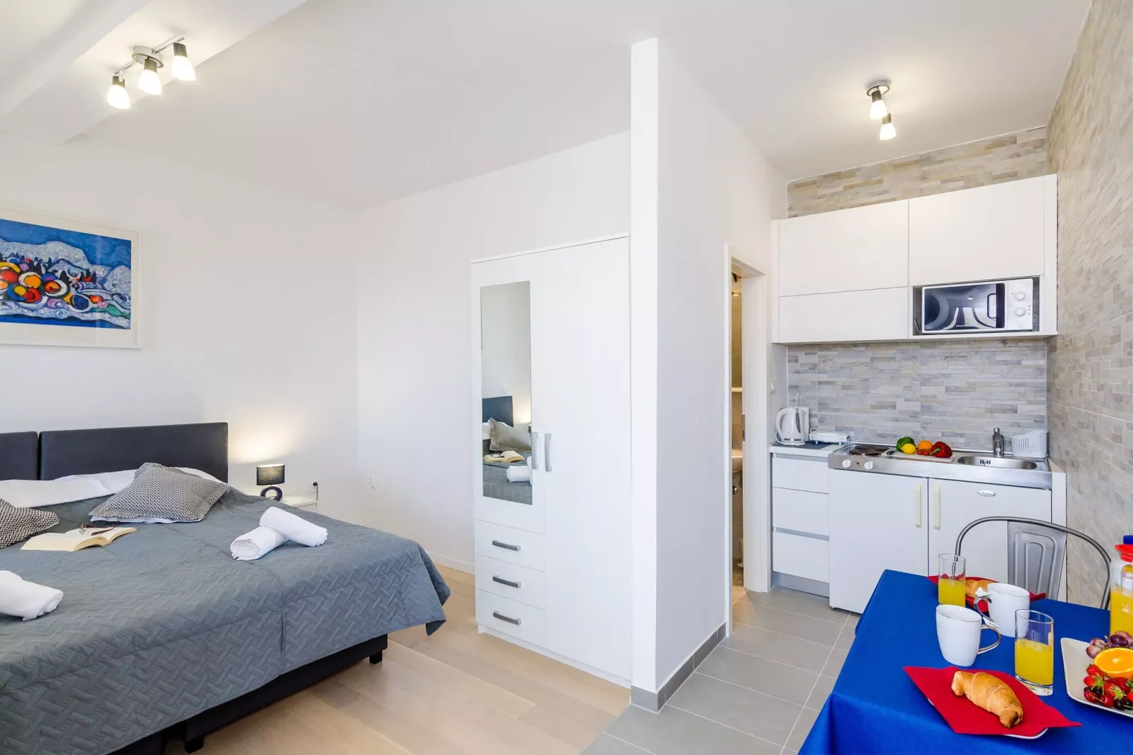 Miracle Apartments - Comfort Studio Apartment with Terrace and City View-Indoor