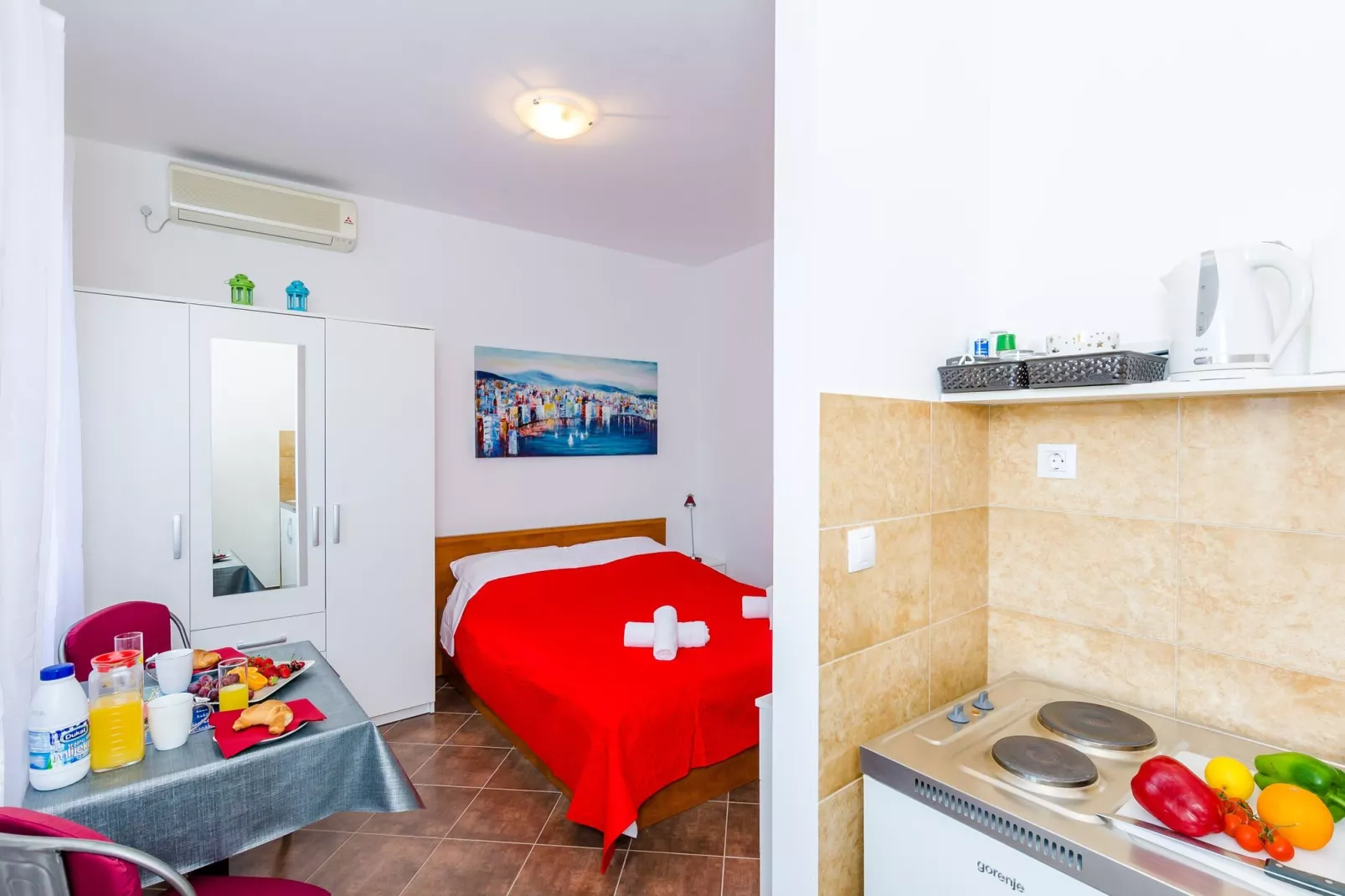 Miracle Apartments - Studio Apartment with Terrace and City View-Living room