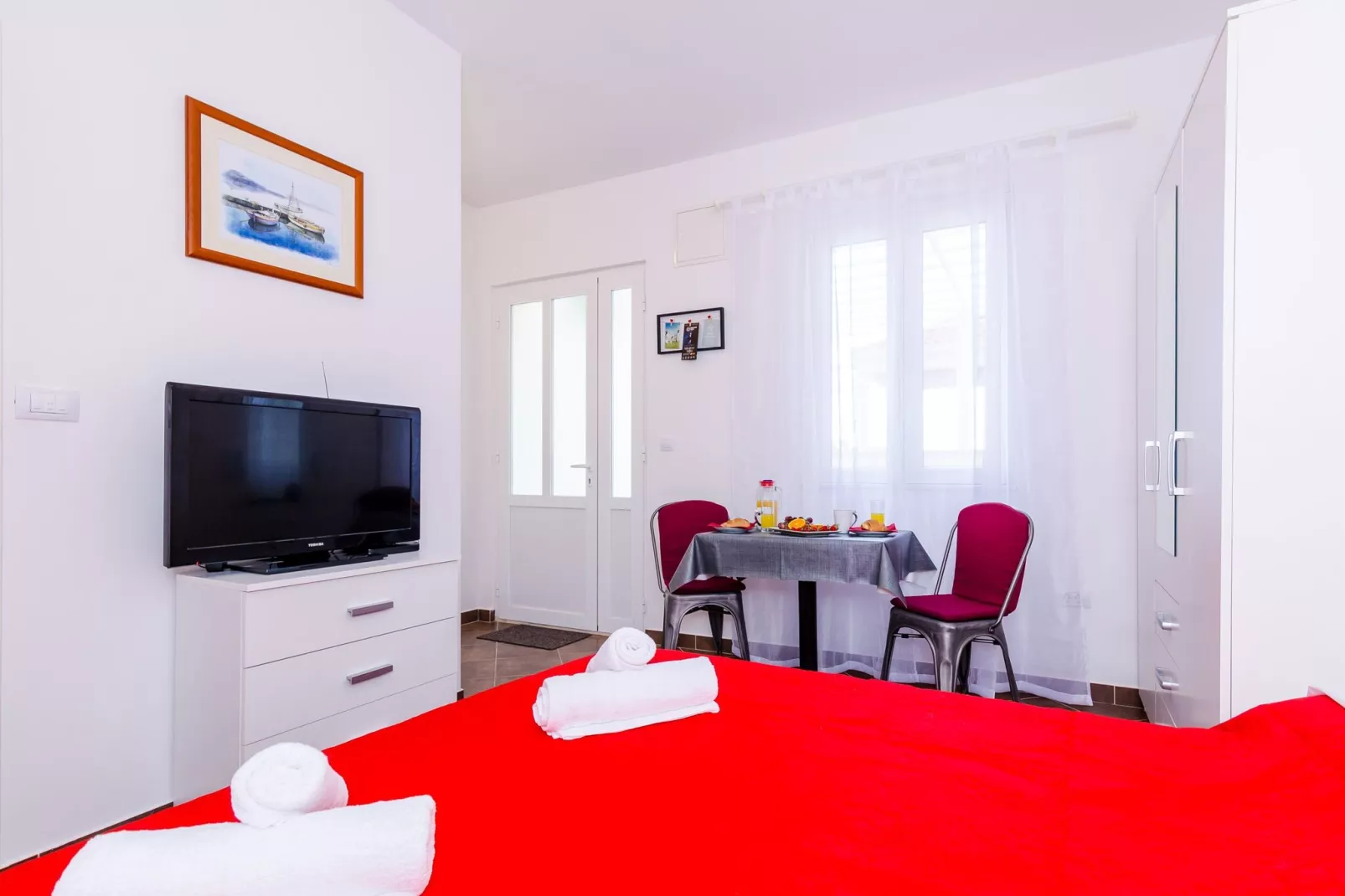 Miracle Apartments - Studio Apartment with Terrace and City View-Living room