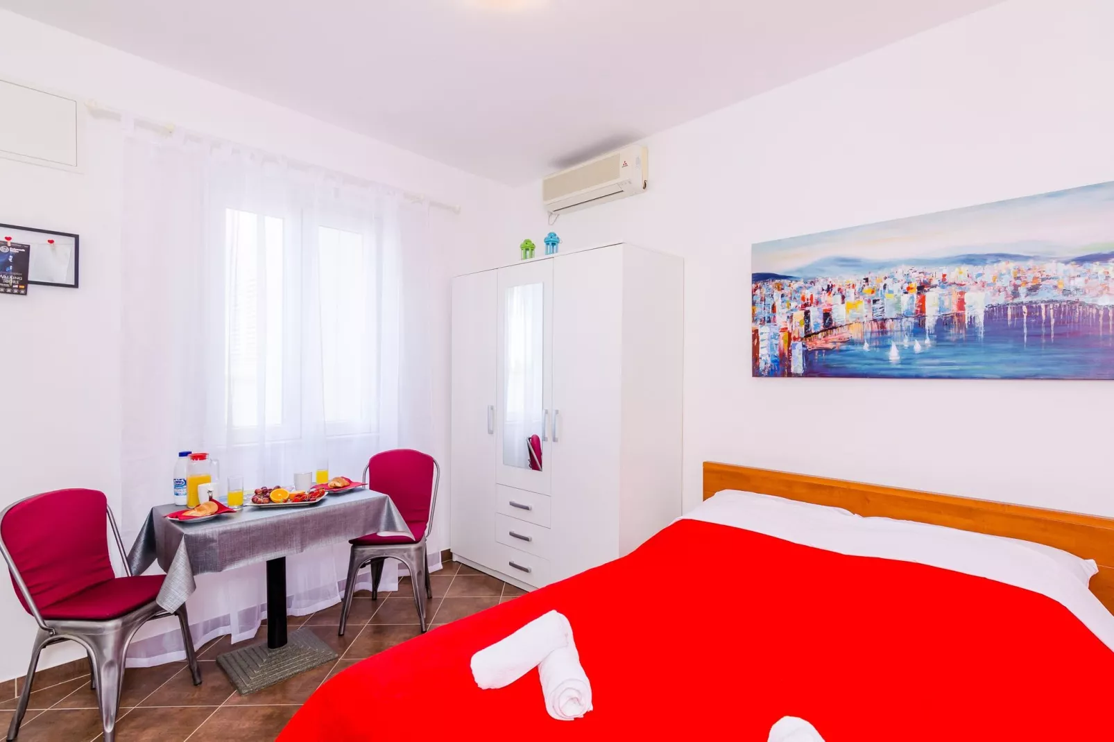 Miracle Apartments - Studio Apartment with Terrace and City View-Living room