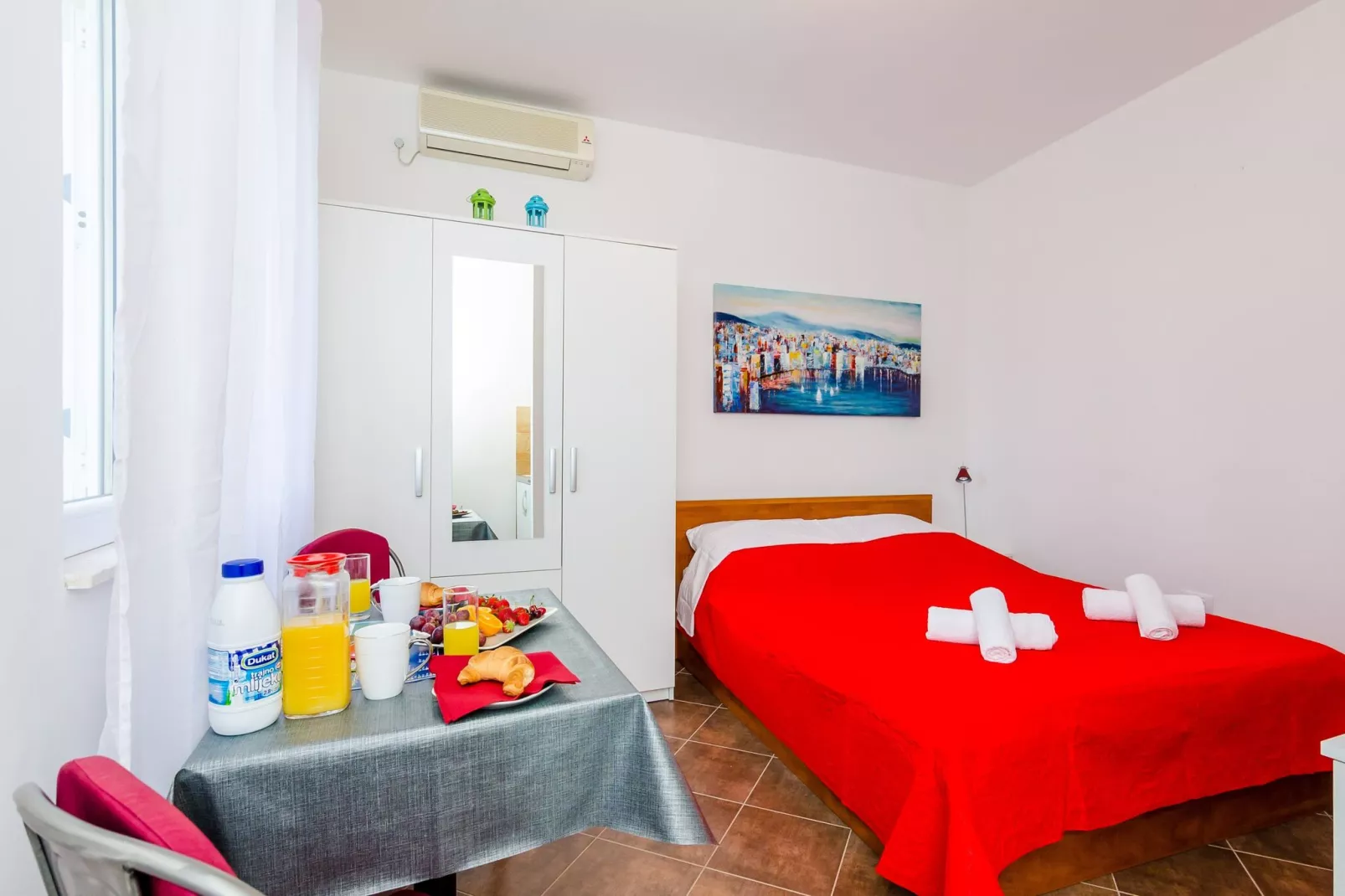 Miracle Apartments - Studio Apartment with Terrace and City View-Living room