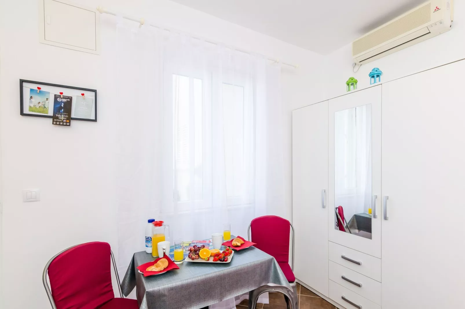 Miracle Apartments - Studio Apartment with Terrace and City View-Dining room