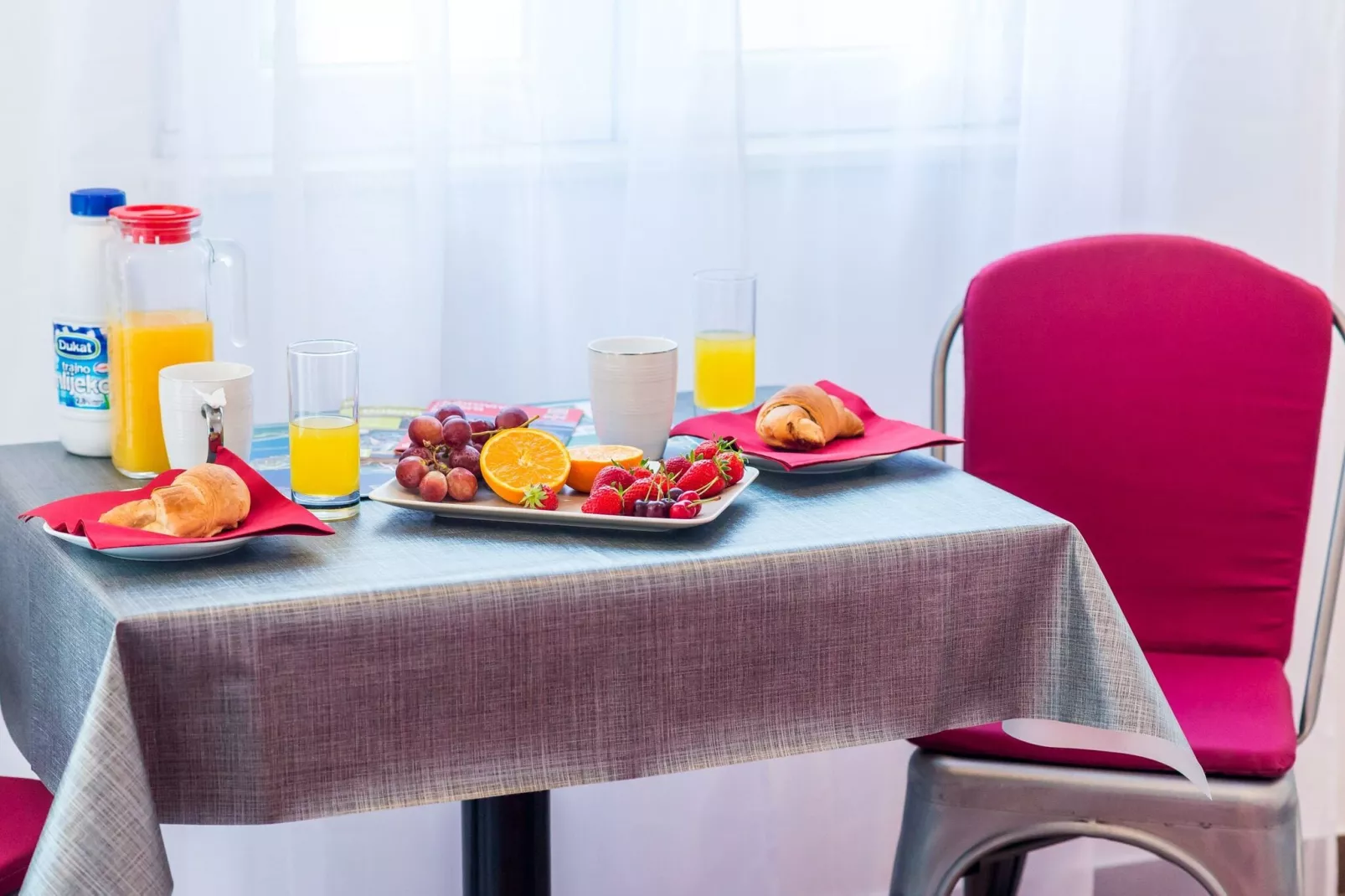 Miracle Apartments - Studio Apartment with Terrace and City View-Dining room