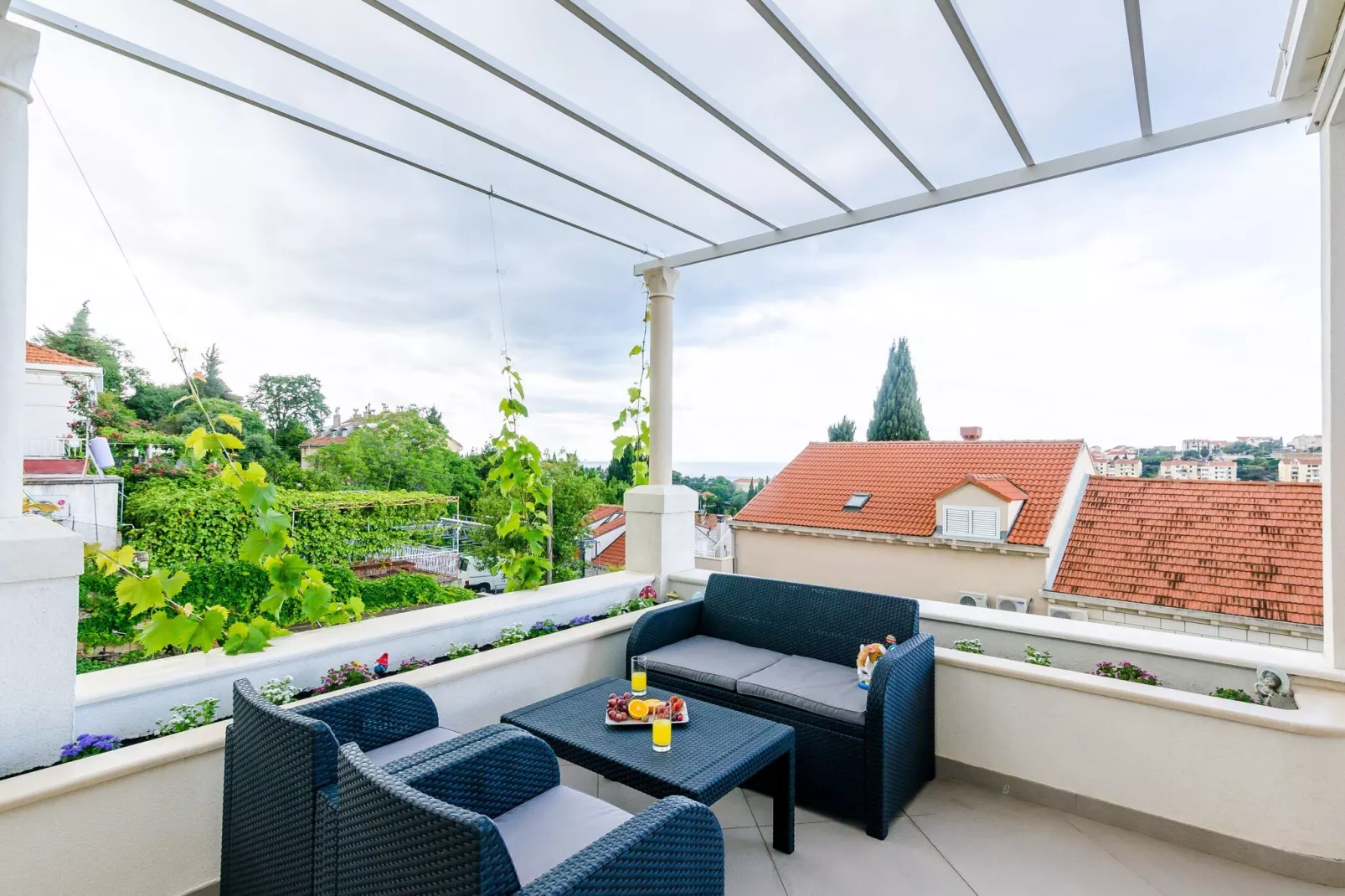 Miracle Apartments - Studio Apartment with Terrace and City View-Terrace