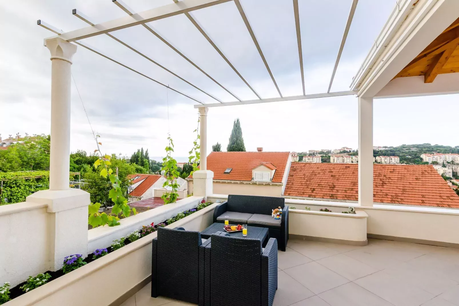 Miracle Apartments - Studio Apartment with Terrace and City View-Terrace