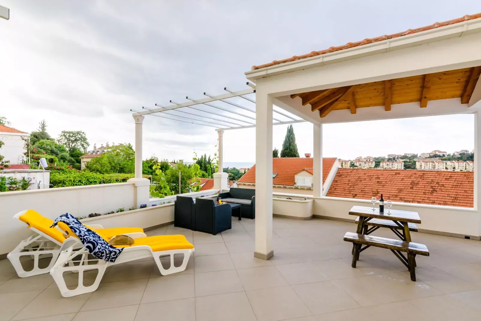 Miracle Apartments - Studio Apartment with Terrace and City View-Terrace
