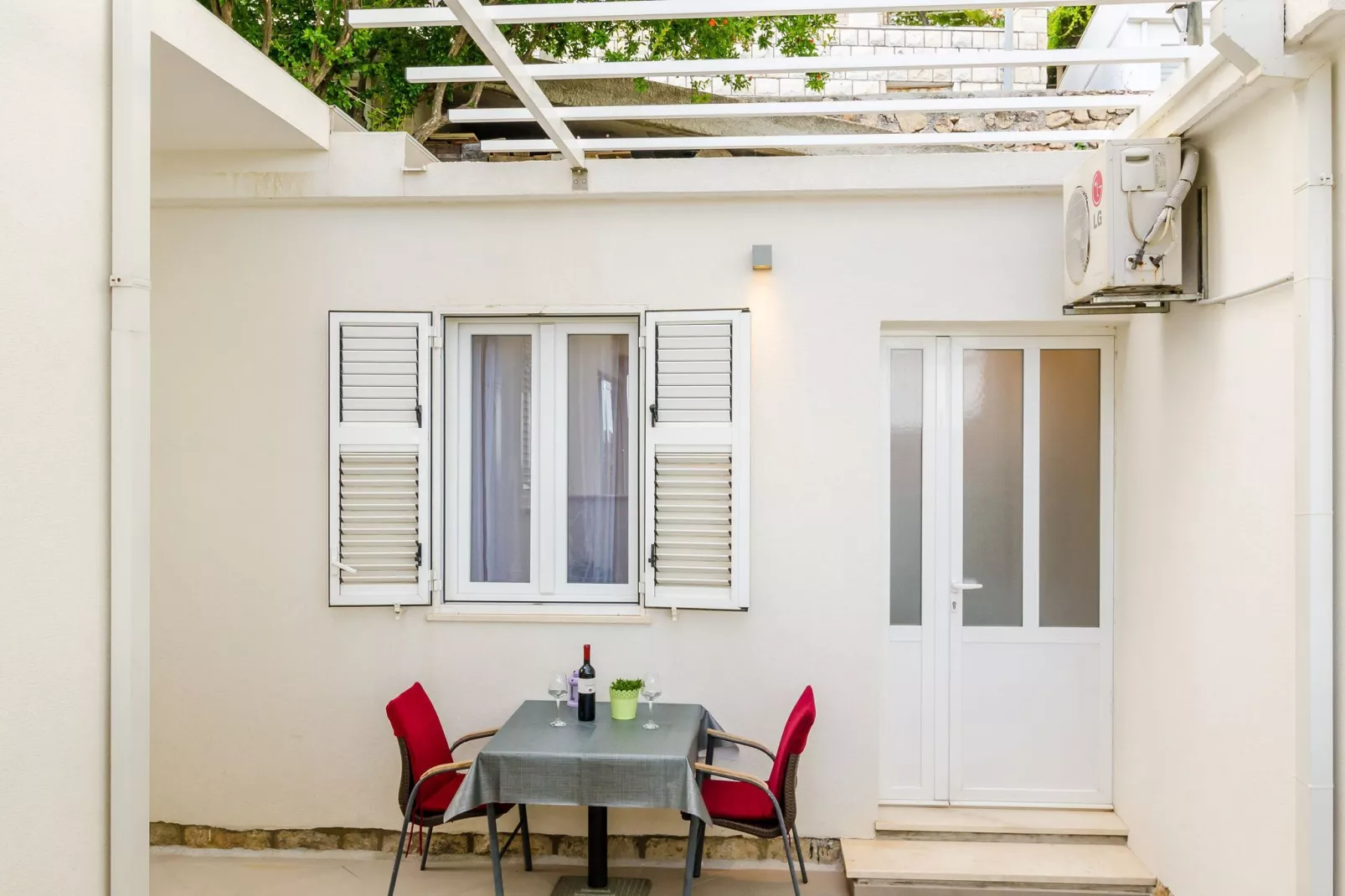 Miracle Apartments - Studio Apartment with Terrace and City View-Terrace