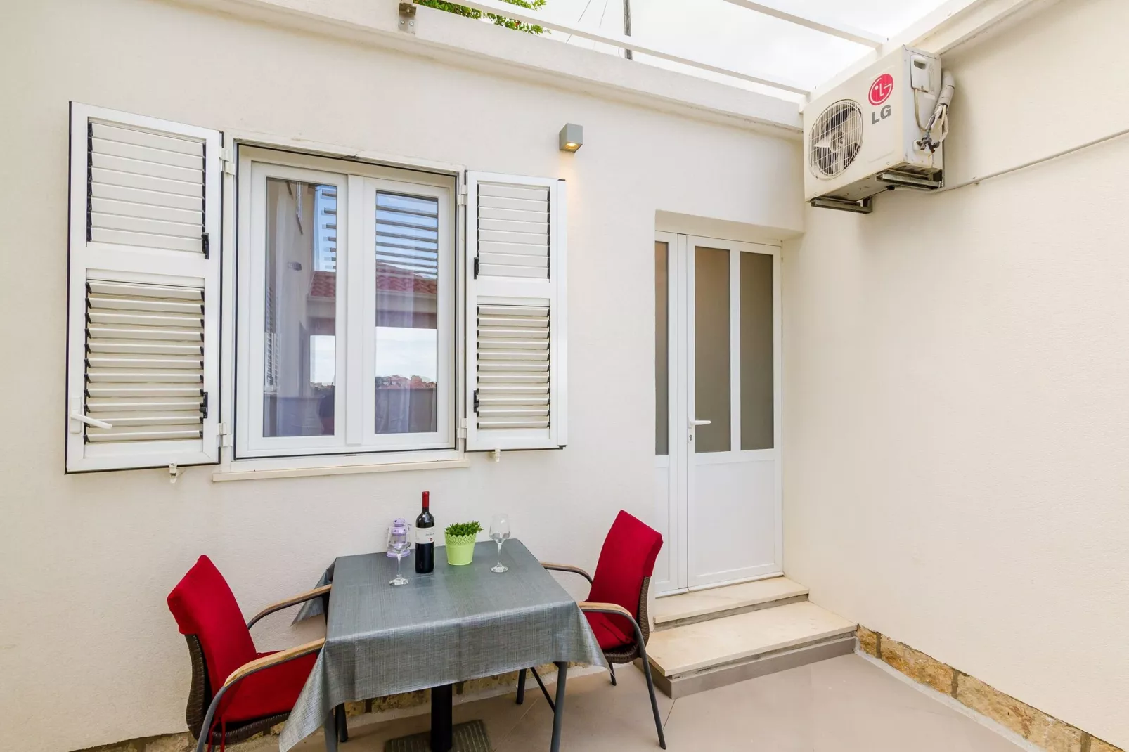 Miracle Apartments - Studio Apartment with Terrace and City View-Terrace