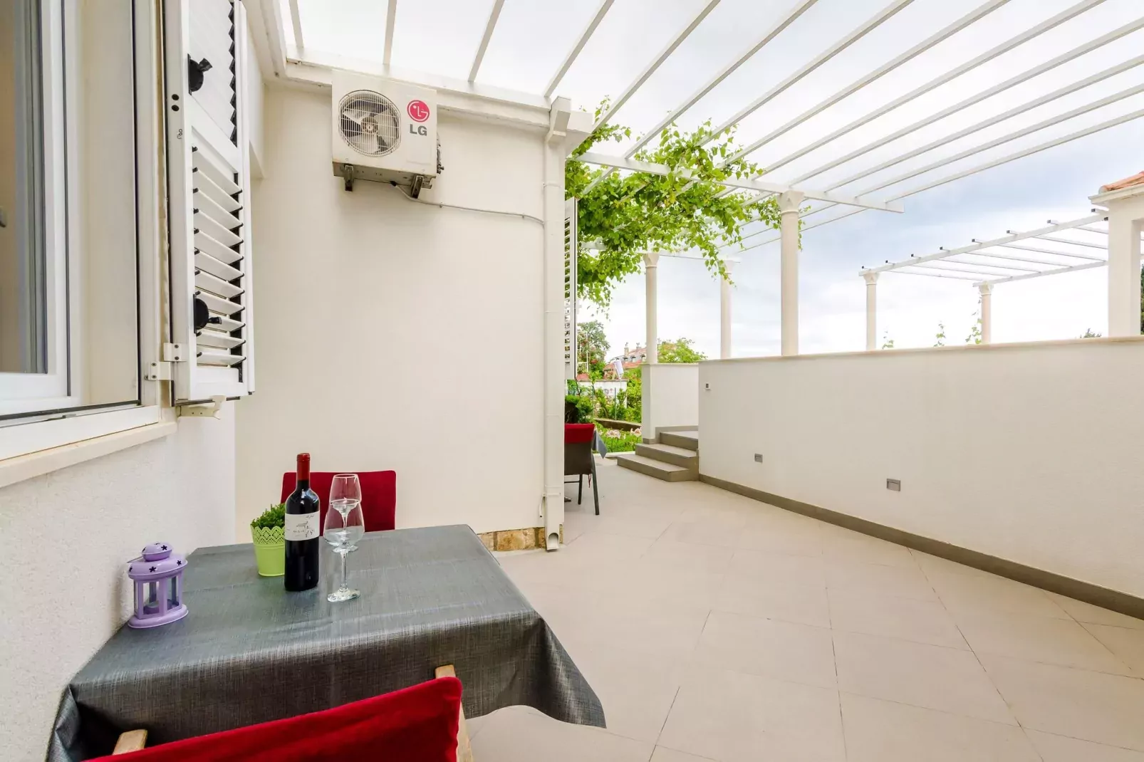 Miracle Apartments - Studio Apartment with Terrace and City View-Terrace