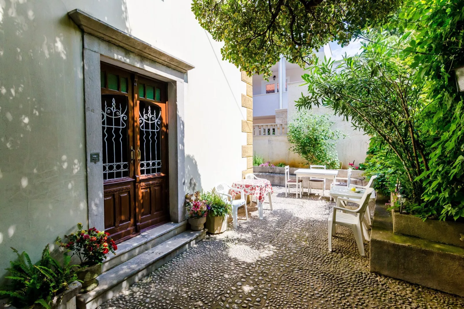 Guest House Ivana -Two Bedroom Apartment with Garden-Outdoor