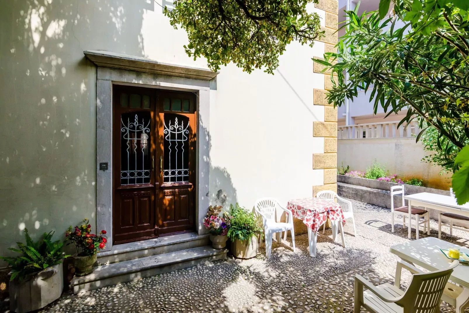 Guest House Ivana -Two Bedroom Apartment with Garden-Outdoor