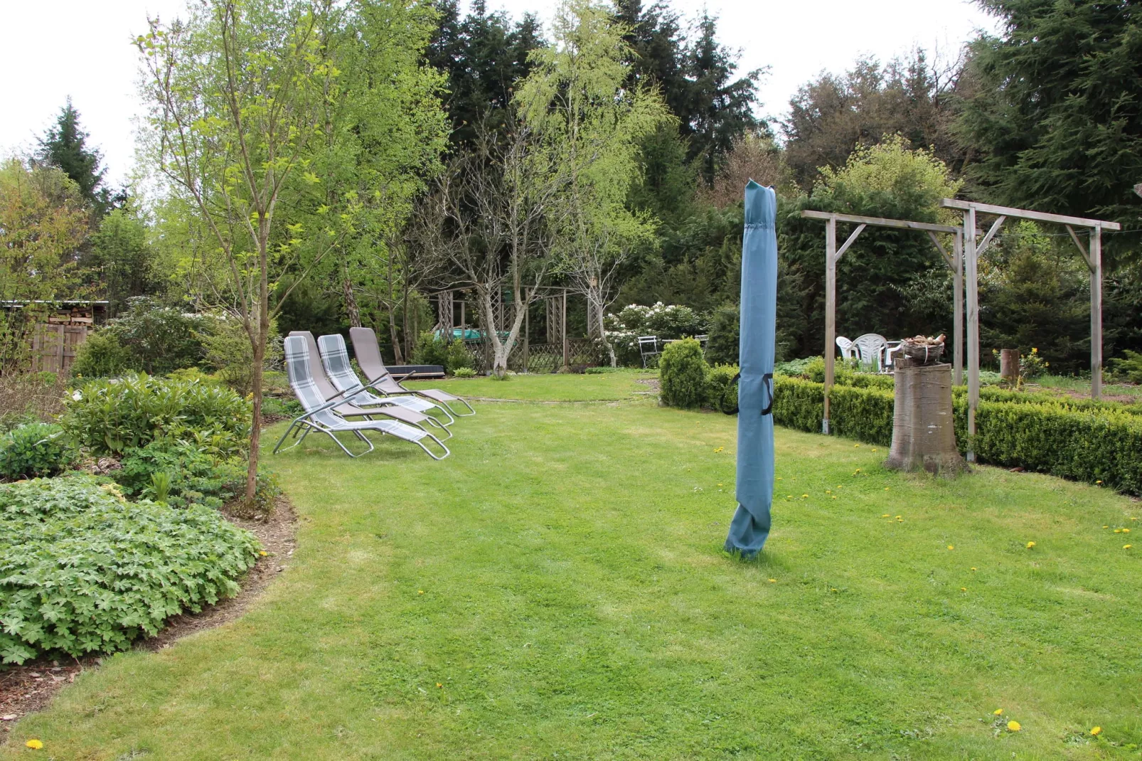 Maison Piérlu-Gardens summer