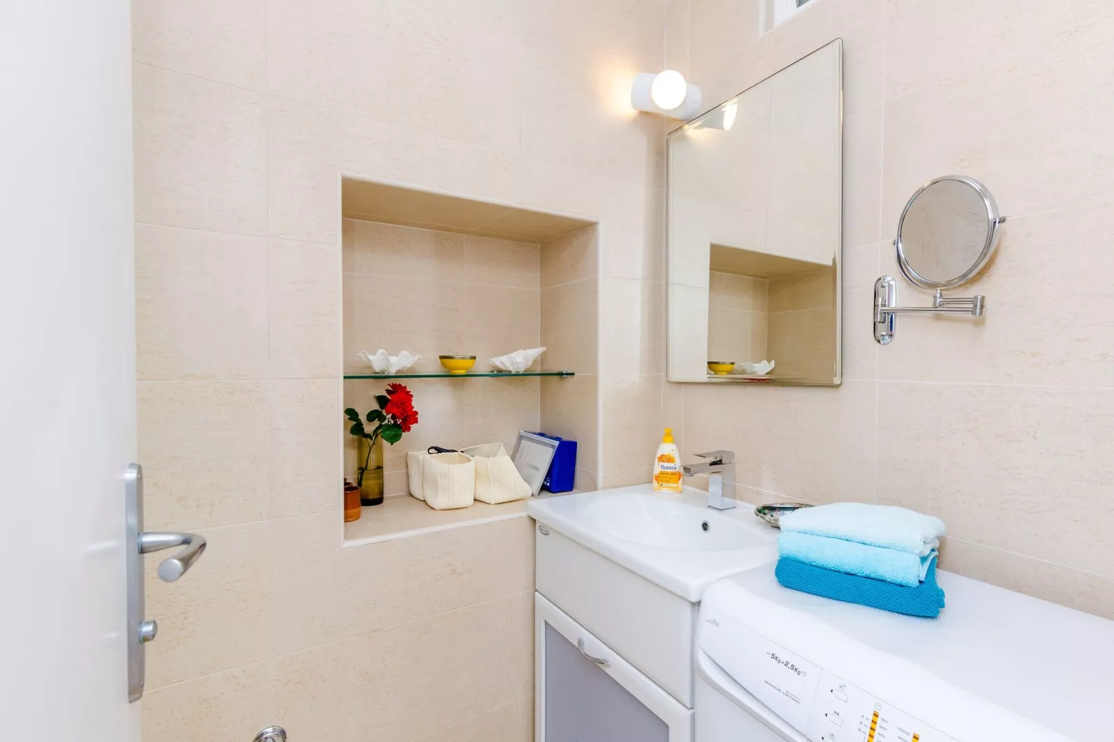 Apartment Domino 18 - Duplex Two Bedroom Apartment with City View-Bathroom