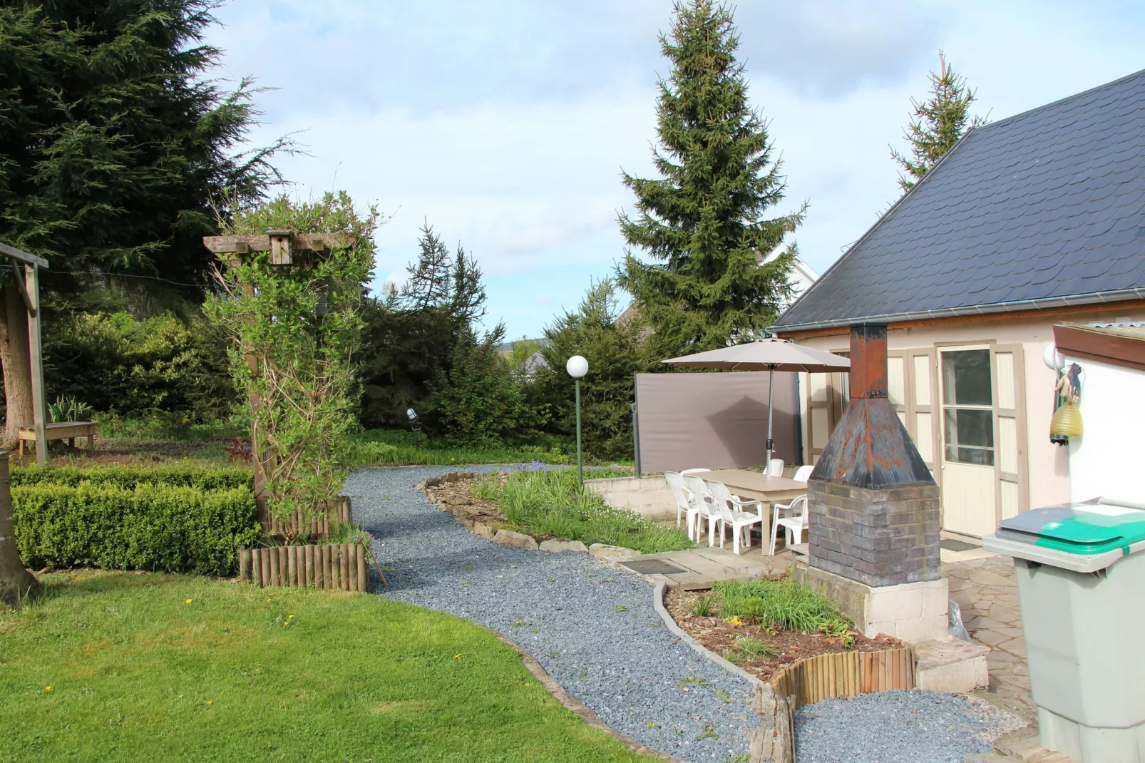 Maison Piérlu-Gardens summer