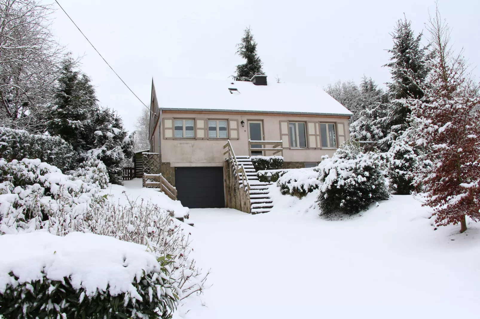 Maison Piérlu-Exterior winter