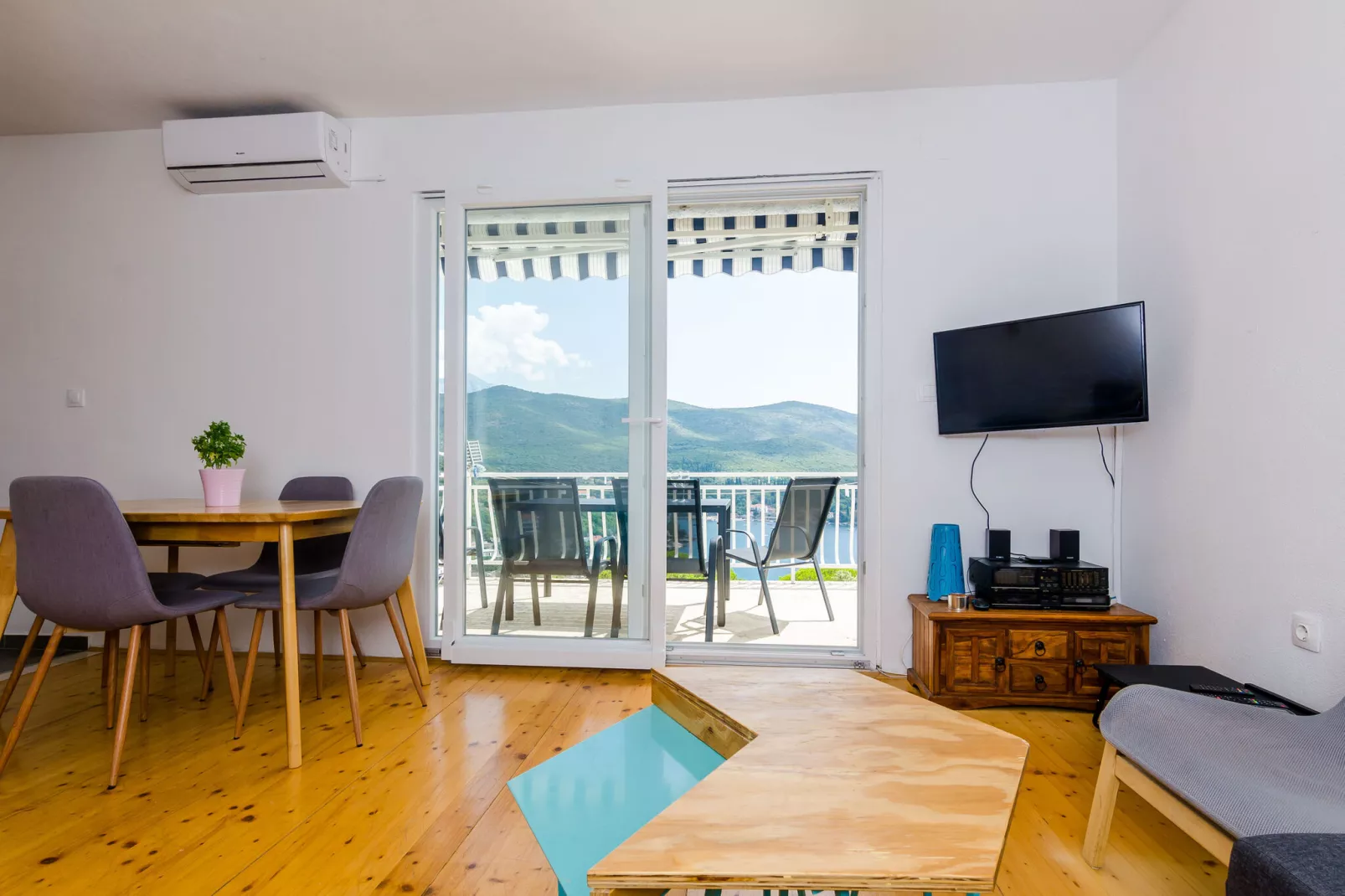 Apartment Konak - Two Bedroom Apartment with Terrace and Sea View-Living room