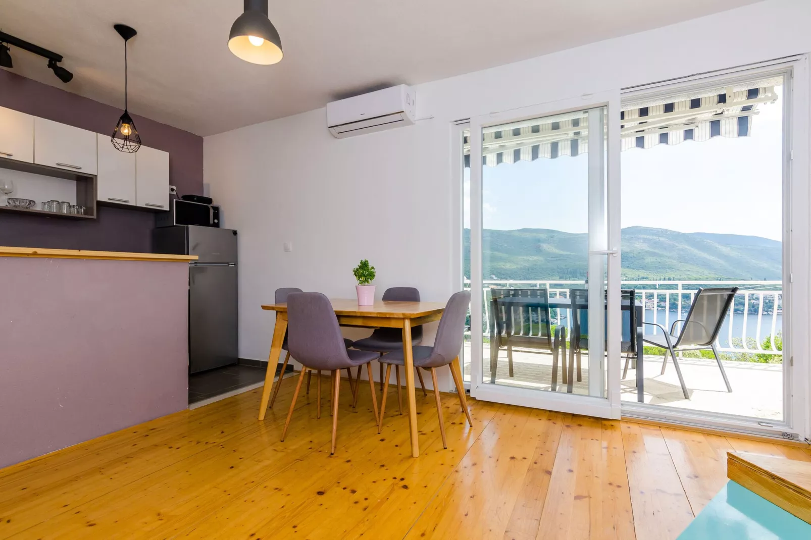 Apartment Konak - Two Bedroom Apartment with Terrace and Sea View-Living room