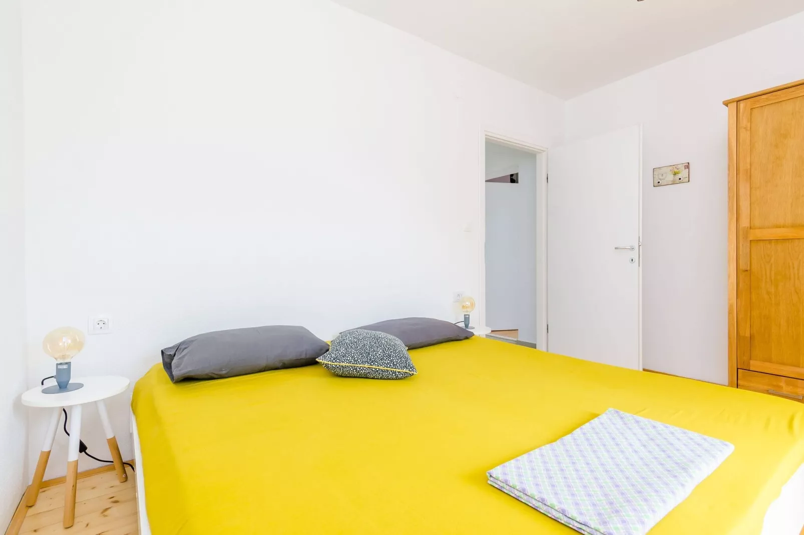Apartment Konak - Two Bedroom Apartment with Terrace and Sea View-Bedroom