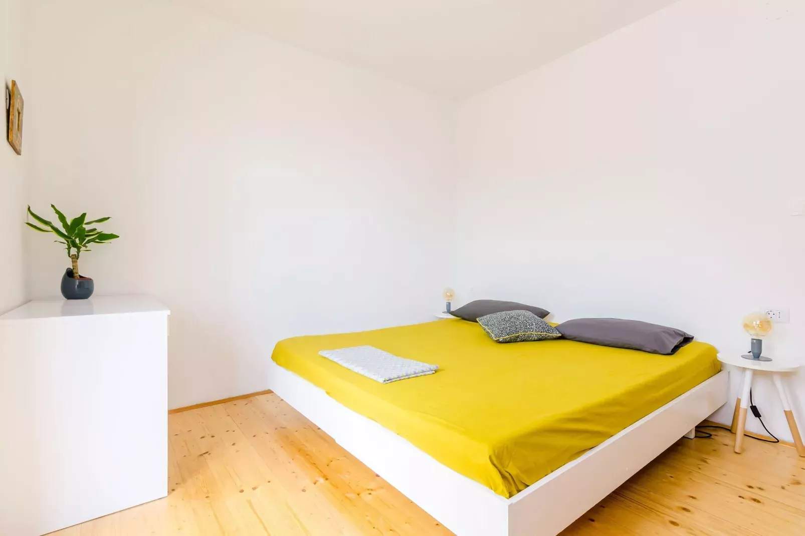 Apartment Konak - Two Bedroom Apartment with Terrace and Sea View-Bedroom