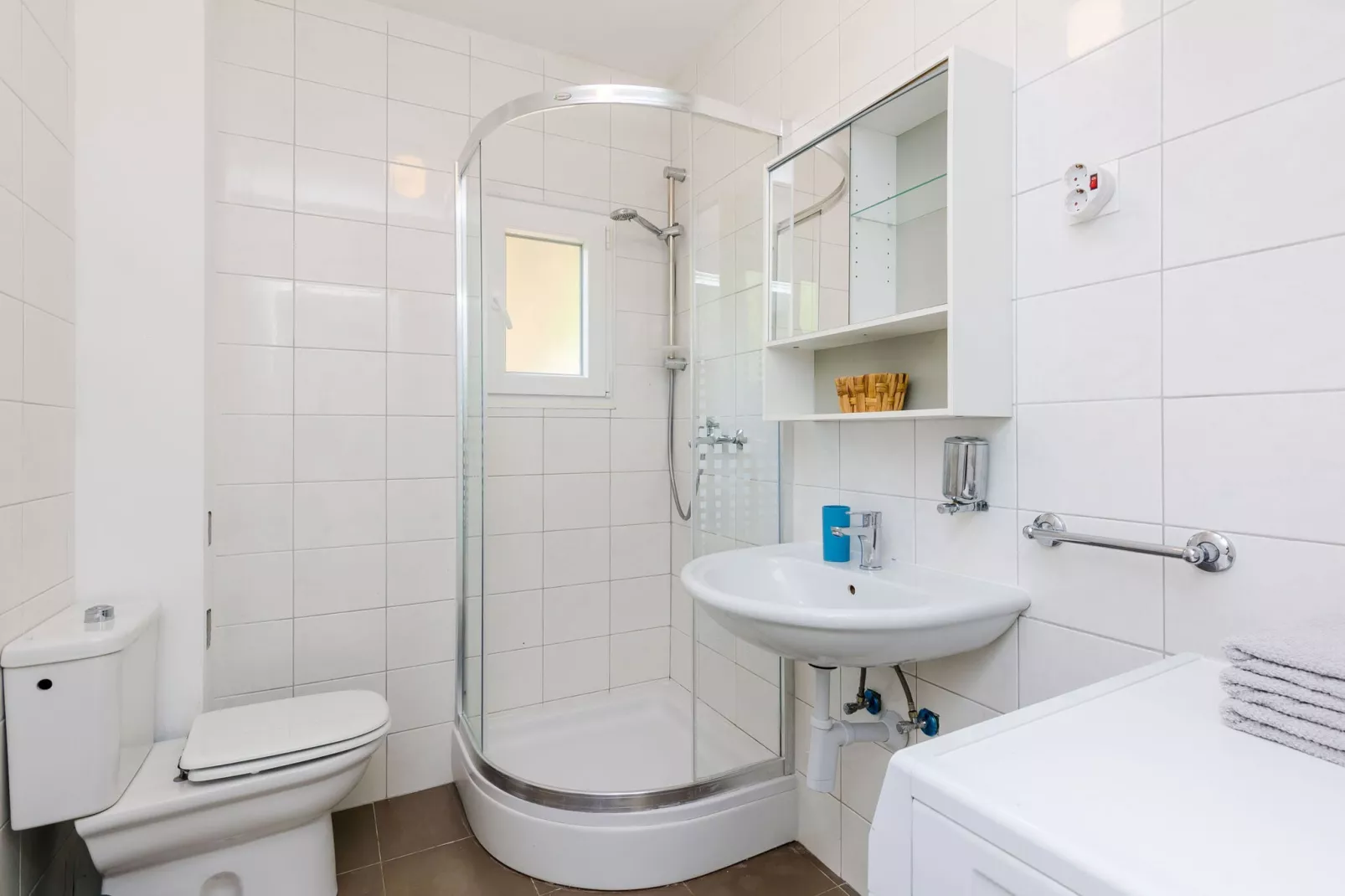 Apartment Konak - Two Bedroom Apartment with Terrace and Sea View-Bathroom
