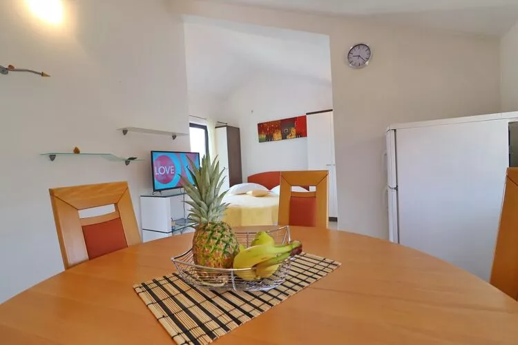 Apartment Josipa  Vela Luka- Studio Apartment with Balcony and Sea View-Dining room