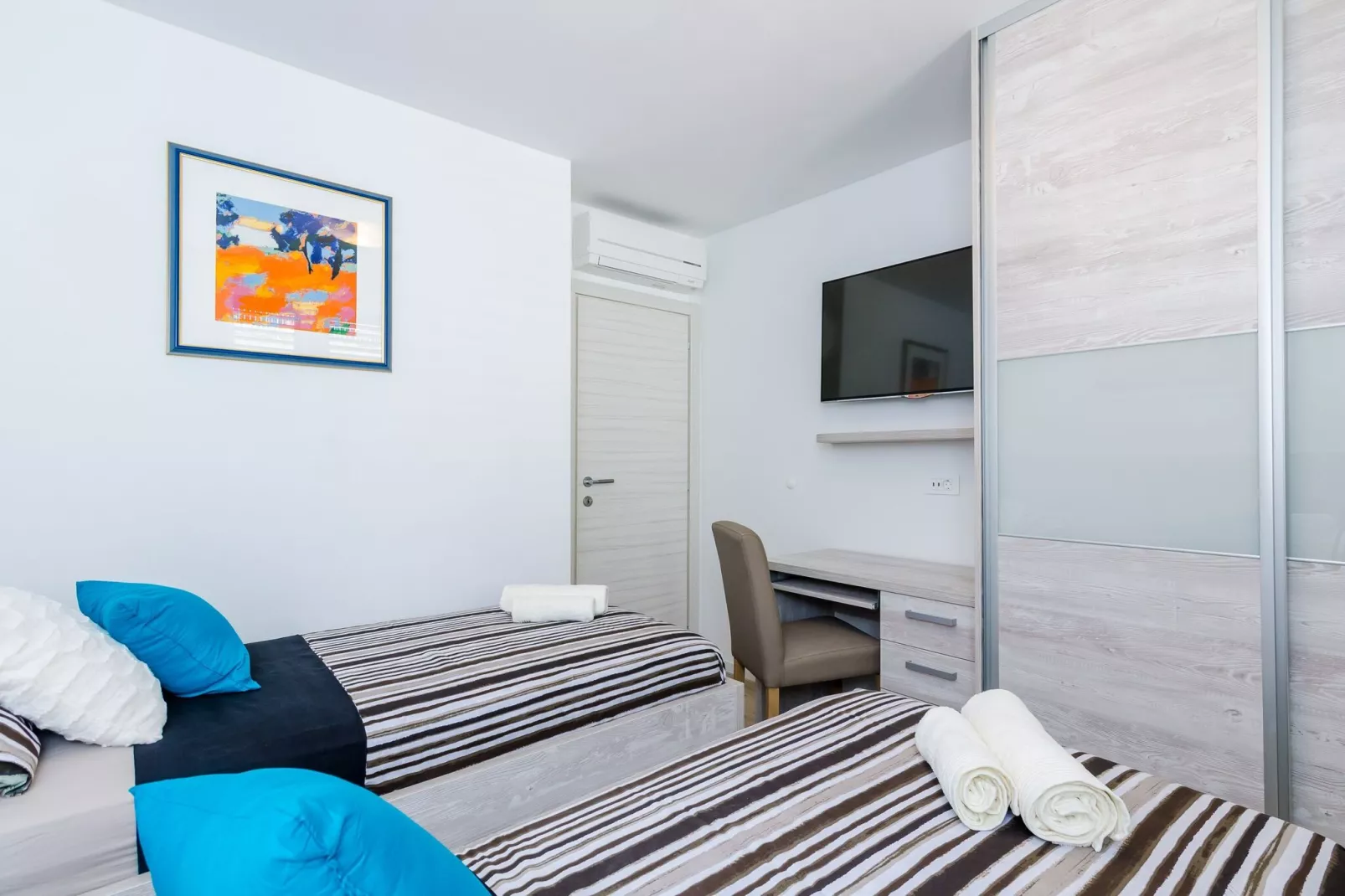 Apartments Lazarin - Two Bedroom Apartment with Balcony and Sea View (1 Veliki)-Bedroom