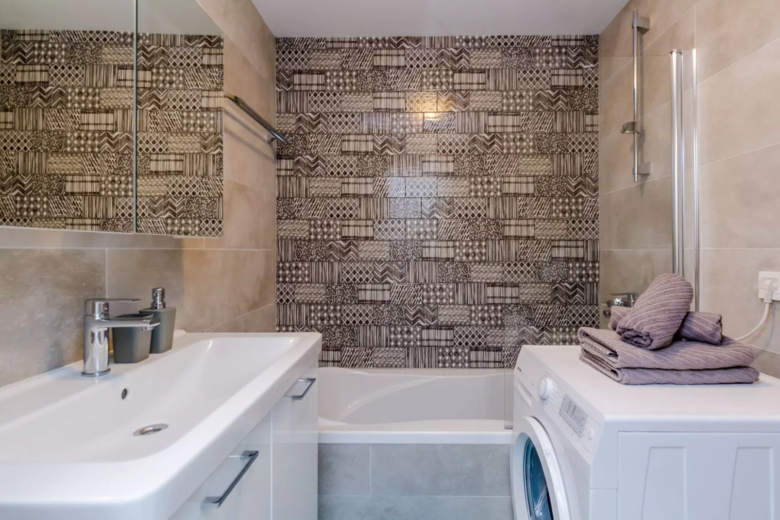 Apartments Lazarin - Two Bedroom Apartment with Balcony and Sea View (1 Veliki)-Bathroom