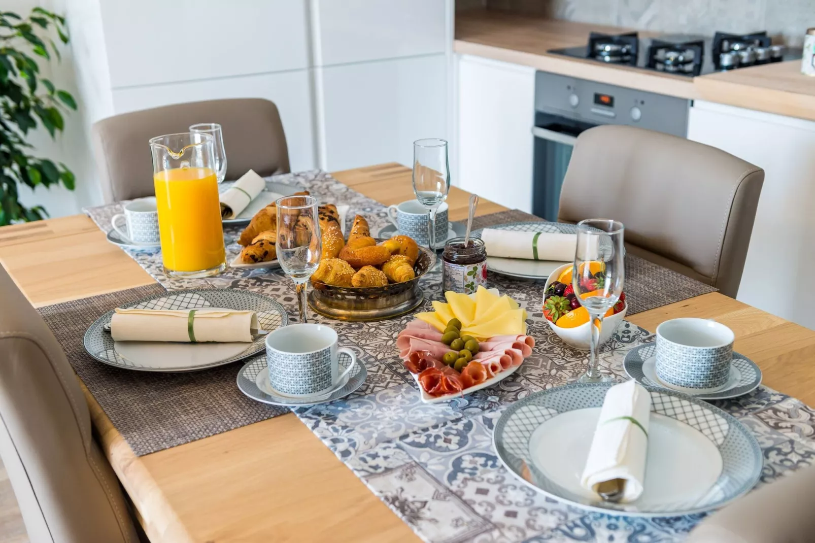 Apartments Lazarin - Two Bedroom Apartment with Balcony and Sea View (1 Veliki)-Dining room
