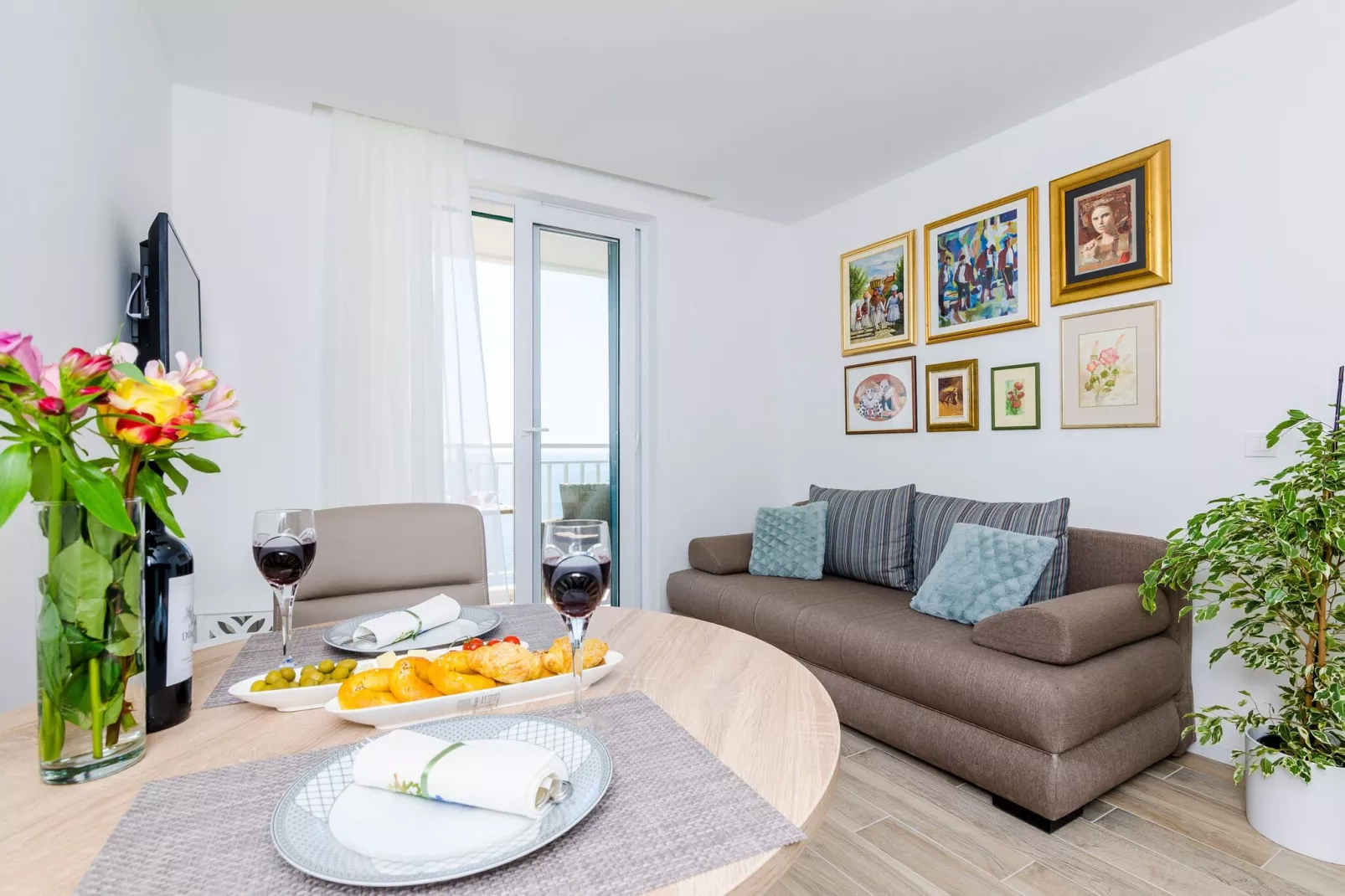 Apartments Lazarin - One Bedroom Apartment with Balcony and Sea View (2 Mali )-Living room