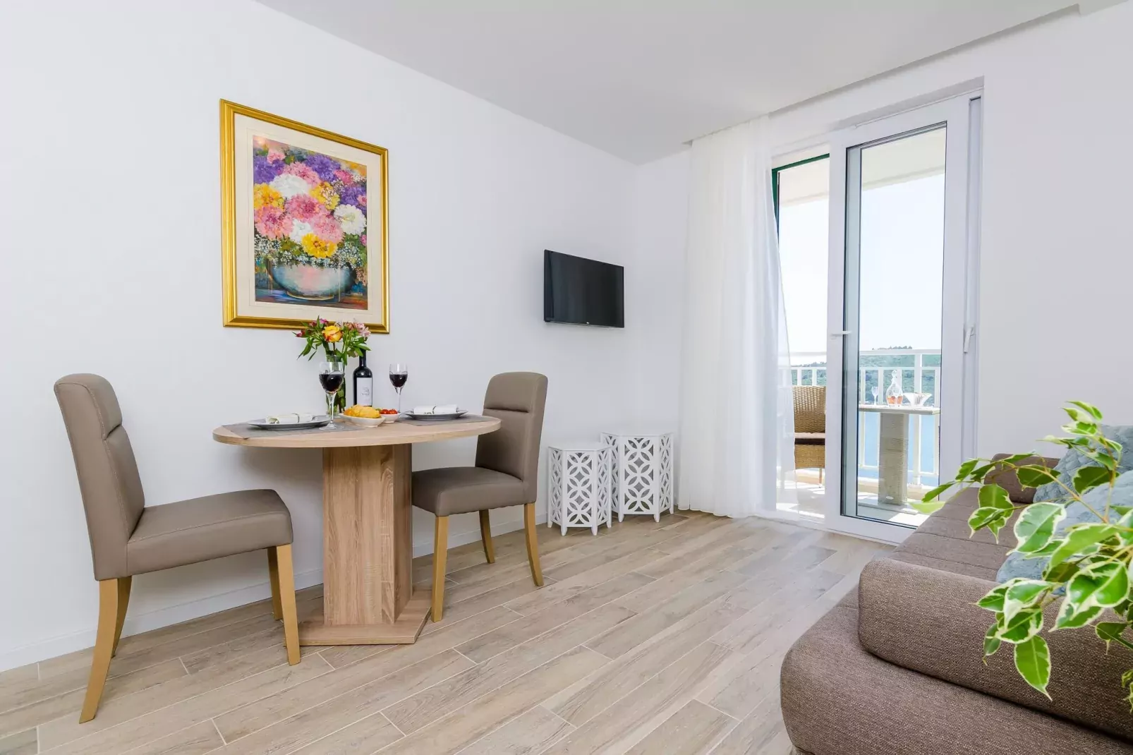 Apartments Lazarin - One Bedroom Apartment with Balcony and Sea View (2 Mali )-Dining room