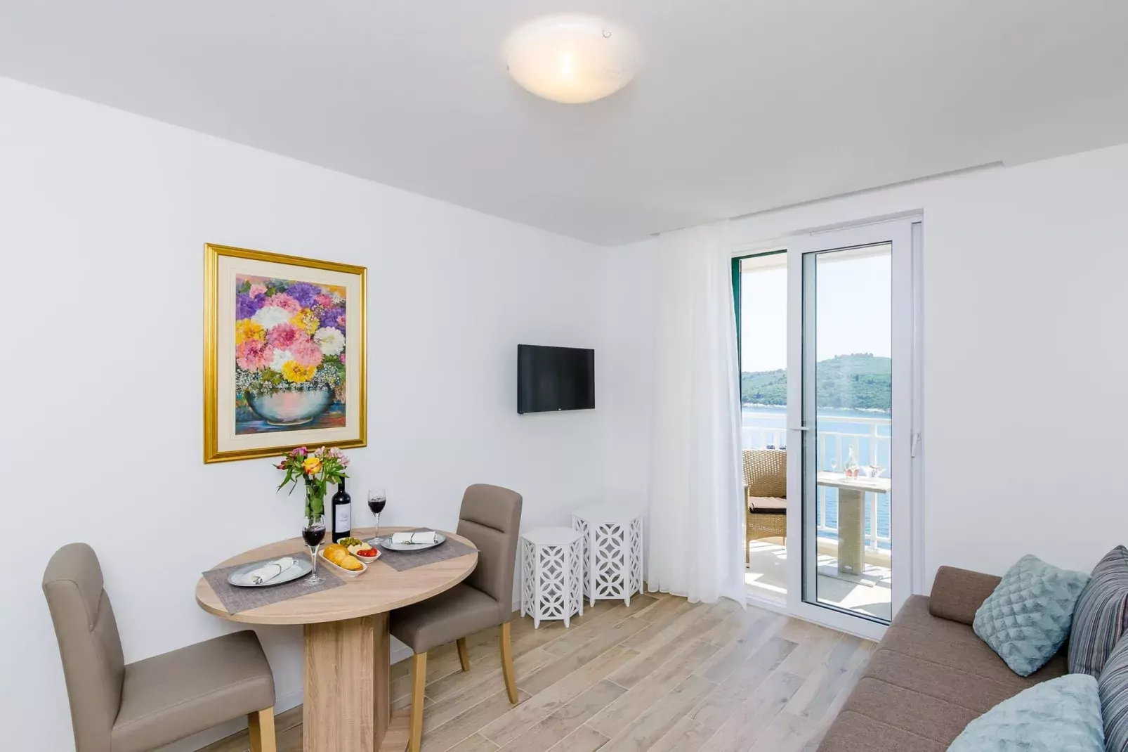 Apartments Lazarin - One Bedroom Apartment with Balcony and Sea View (2 Mali )-Dining room