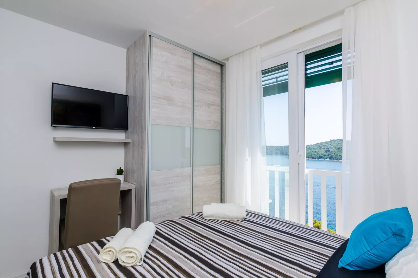 Apartments Lazarin - One Bedroom Apartment with Balcony and Sea View (2 Mali )-Bedroom