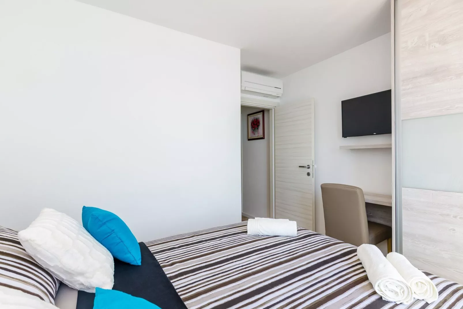 Apartments Lazarin - One Bedroom Apartment with Balcony and Sea View (2 Mali )-Bedroom