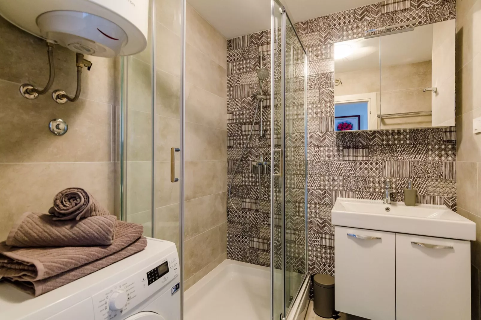 Apartments Lazarin - One Bedroom Apartment with Balcony and Sea View (2 Mali )-Bathroom