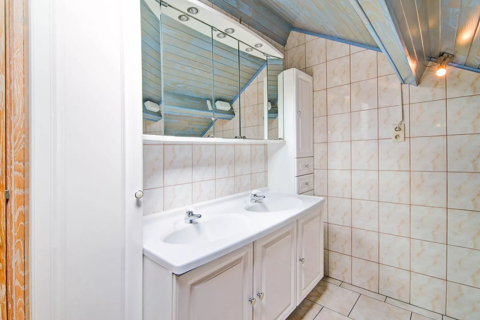 Le Meheret-Bathroom