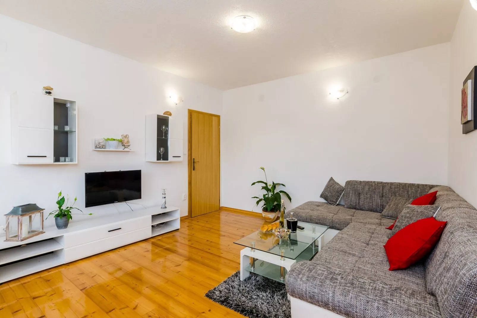 Apartment &  Rooms Maždin - One Bedroom Apartment with Balcony and Sea View-Living room
