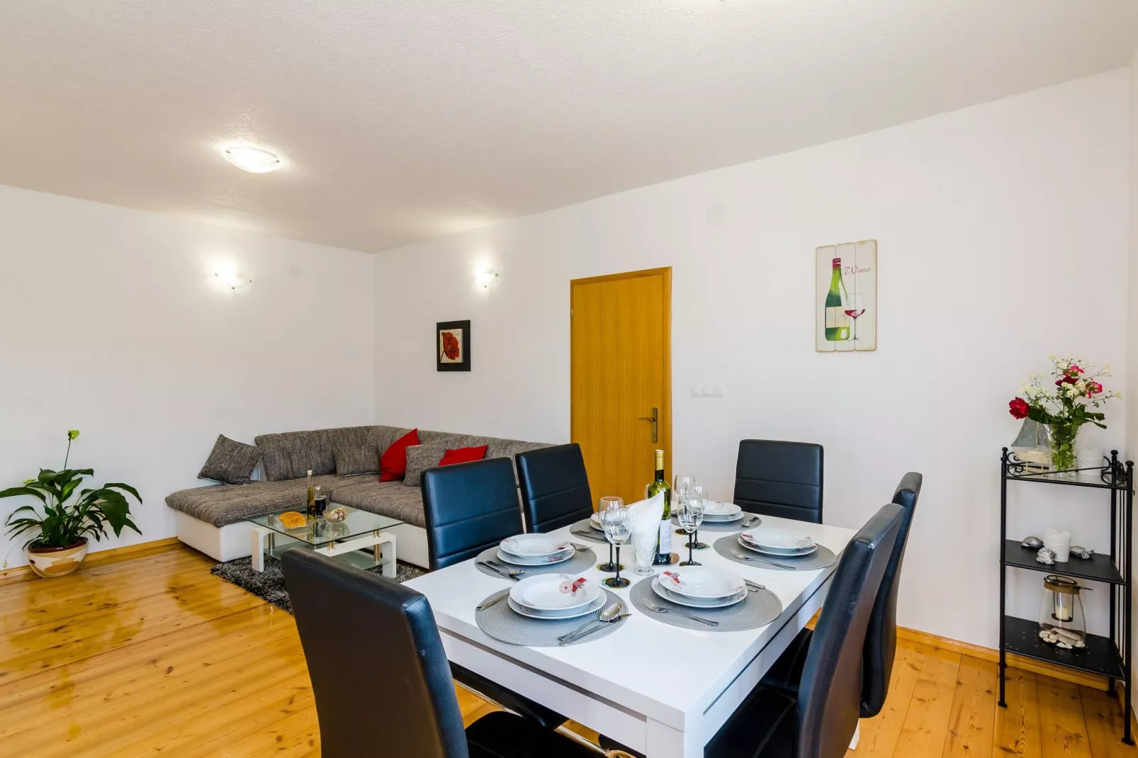 Apartment &  Rooms Maždin - One Bedroom Apartment with Balcony and Sea View-Living room