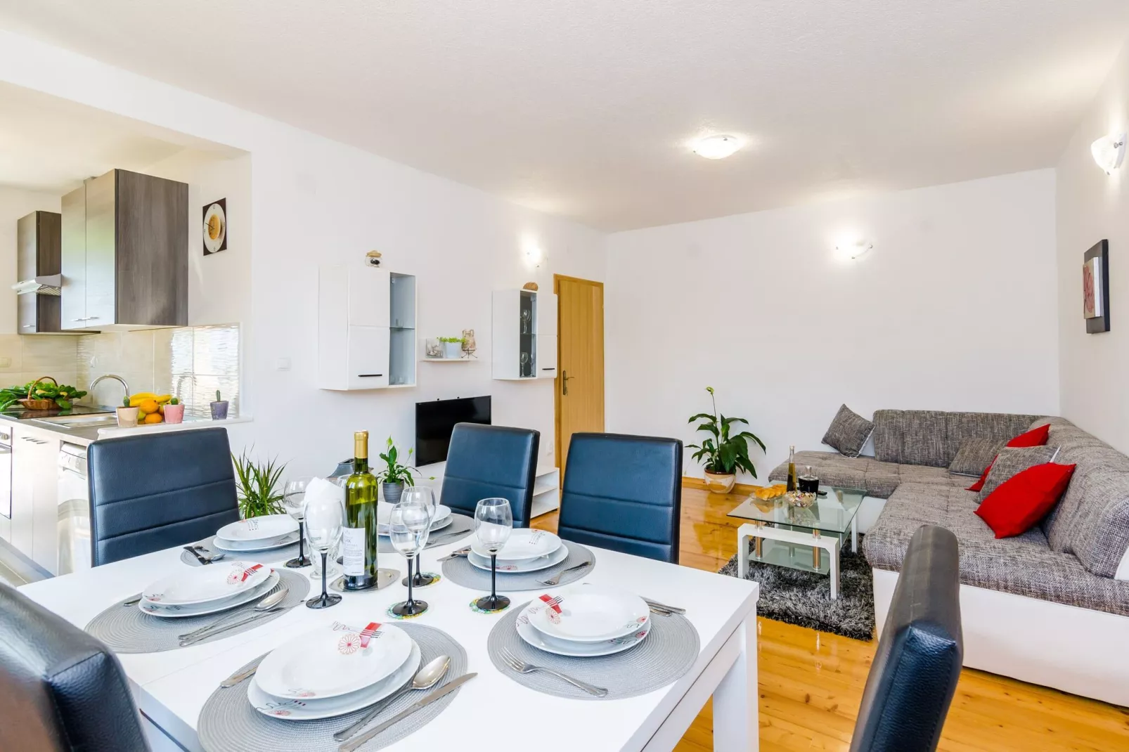 Apartment &  Rooms Maždin - One Bedroom Apartment with Balcony and Sea View-Dining room
