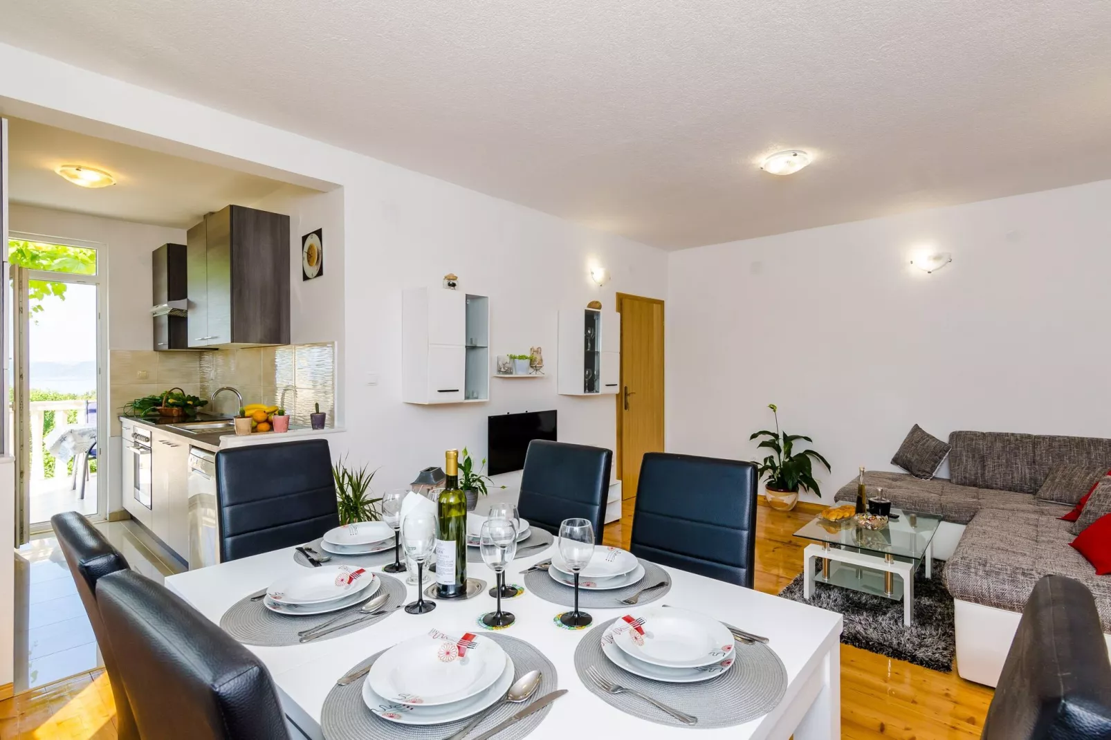 Apartment &  Rooms Maždin - One Bedroom Apartment with Balcony and Sea View-Dining room