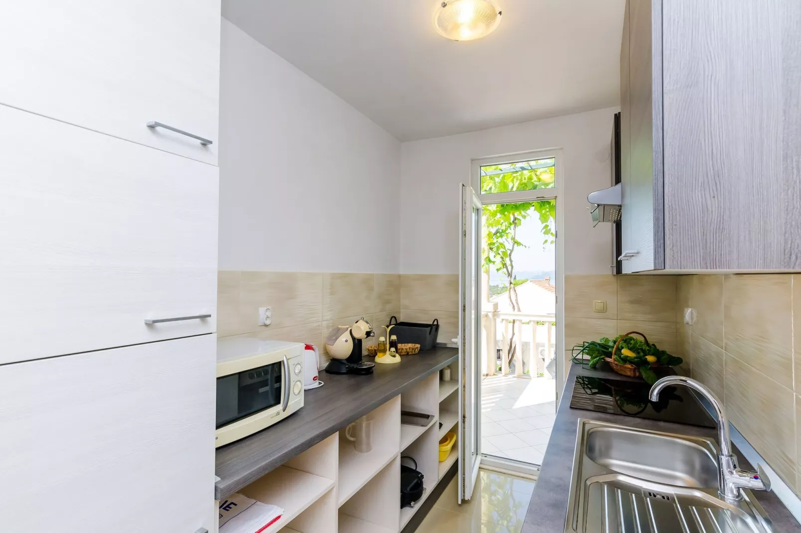Apartment &  Rooms Maždin - One Bedroom Apartment with Balcony and Sea View-Kitchen