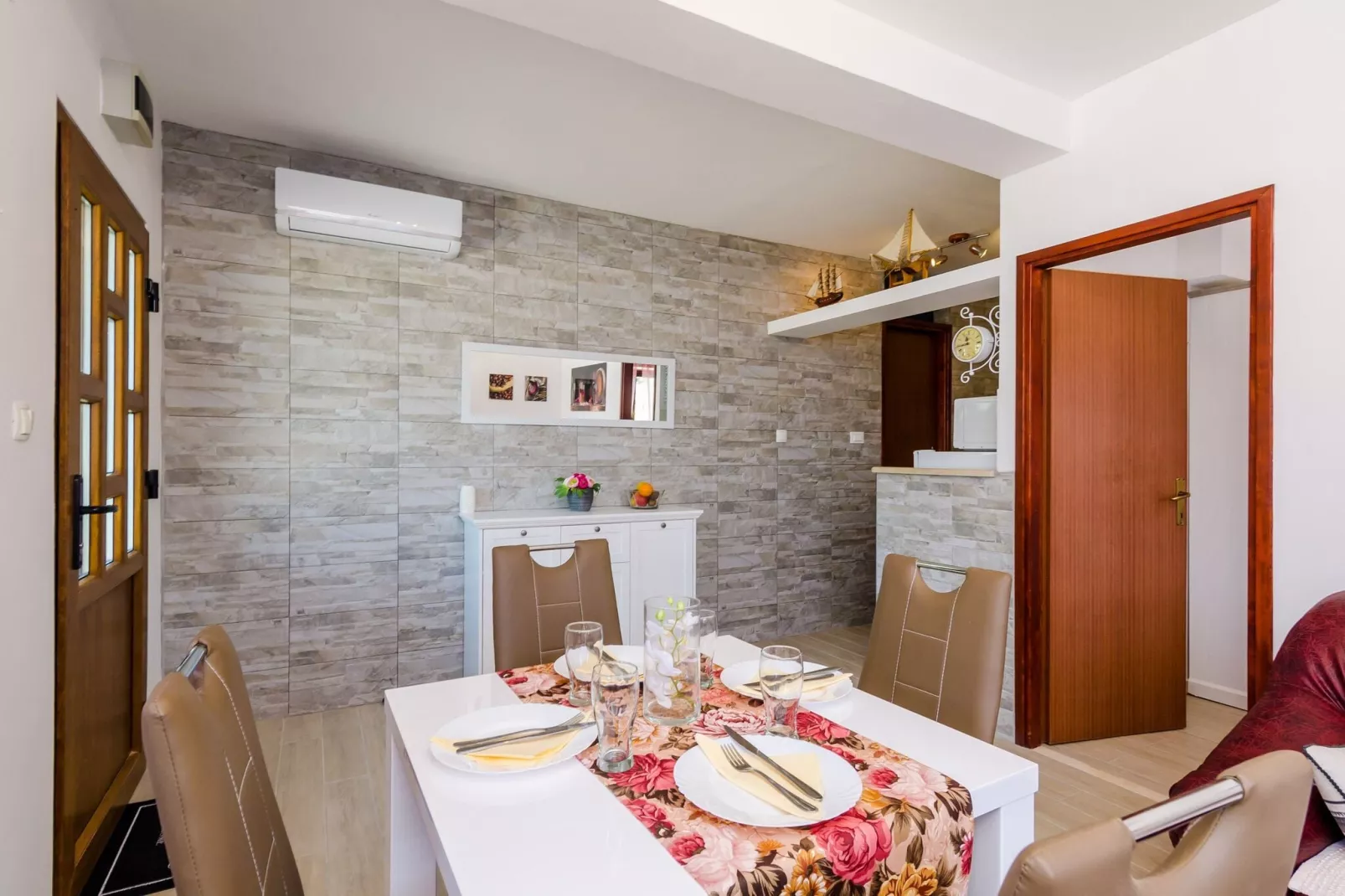 Apartments Melany - One Bedroom Apartment with Shared Terrace and Sea View-Living room