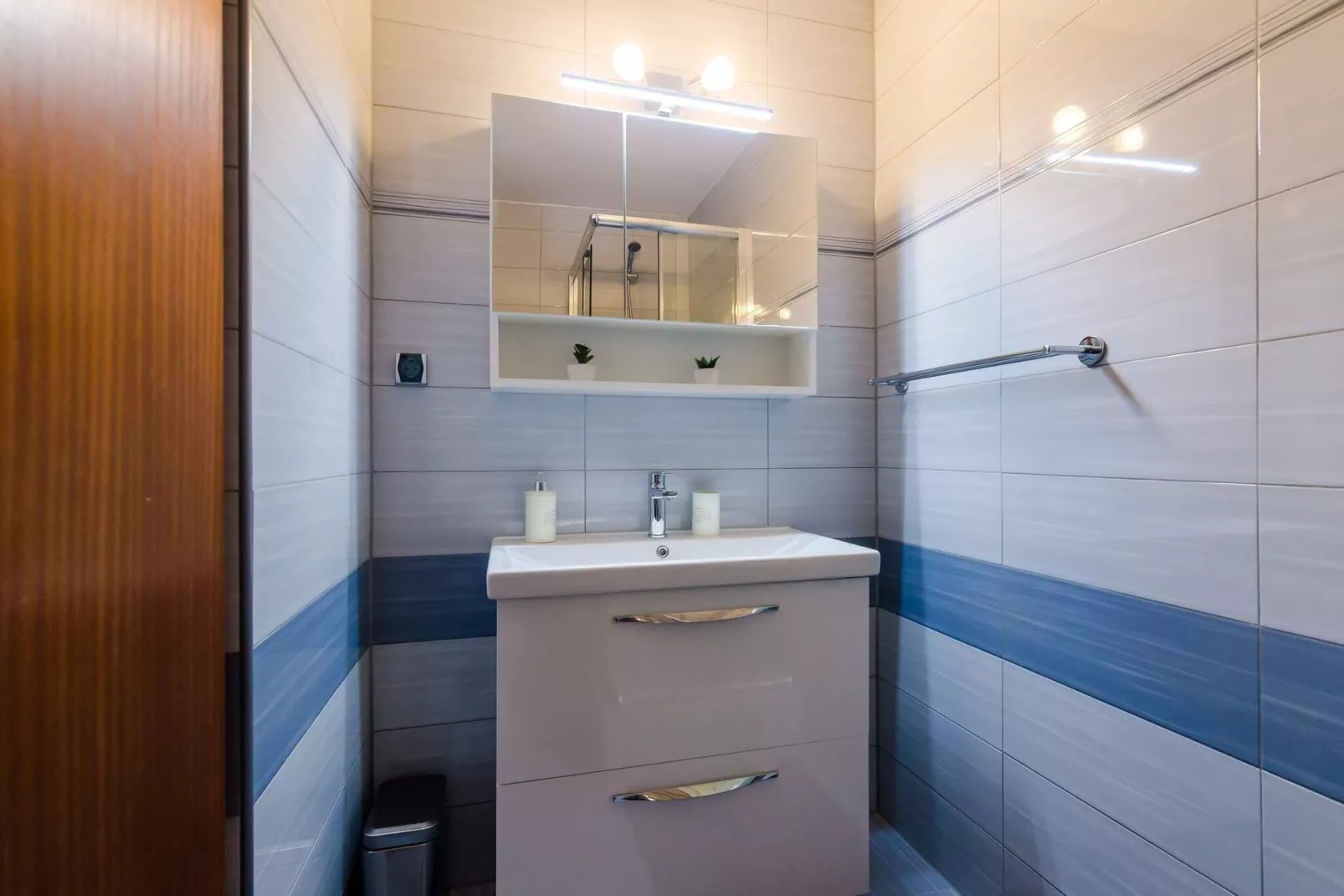 Apartments Melany - One Bedroom Apartment with Shared Terrace and Sea View-Bathroom