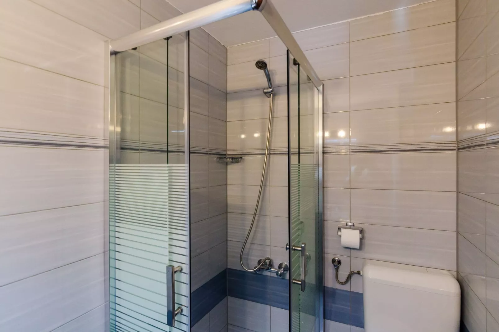 Apartments Melany - One Bedroom Apartment with Shared Terrace and Sea View-Bathroom