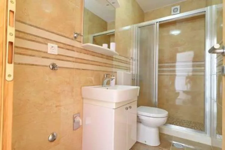 Apartments Seafront Silence - One Bedroom Apartment with Terrace and Sea View-Salle de bain