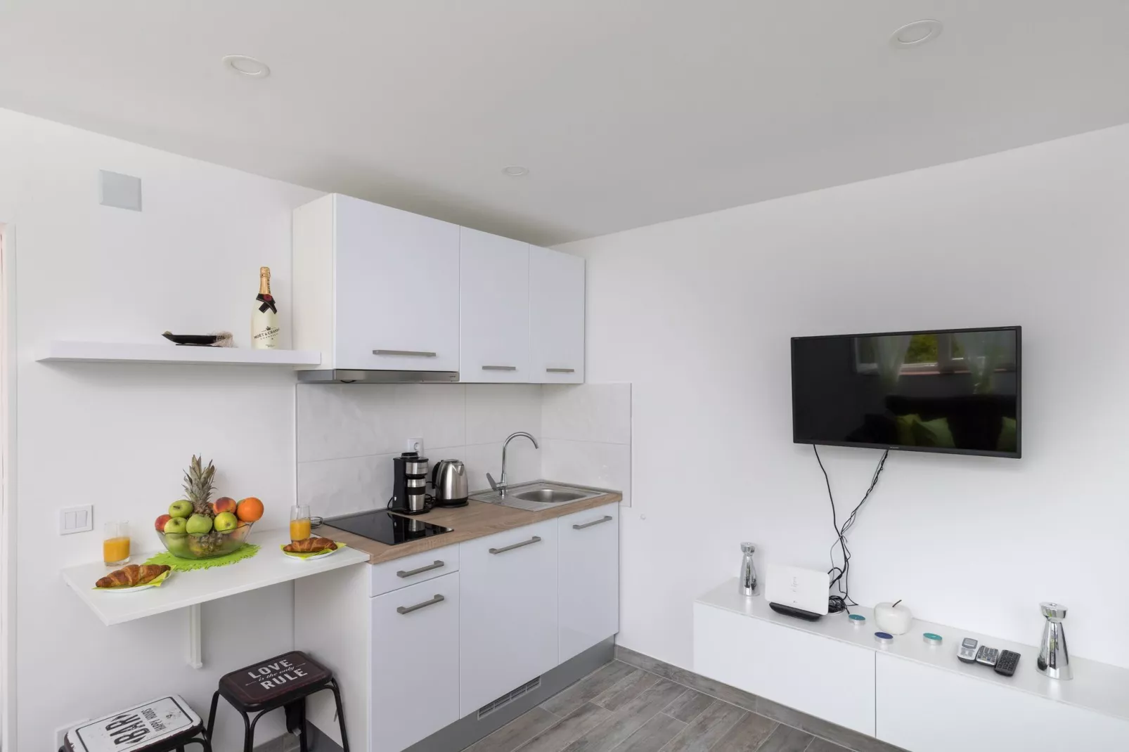 Apartment Semi - One Bedroom Apartment with Terrace and Sea View-Kitchen