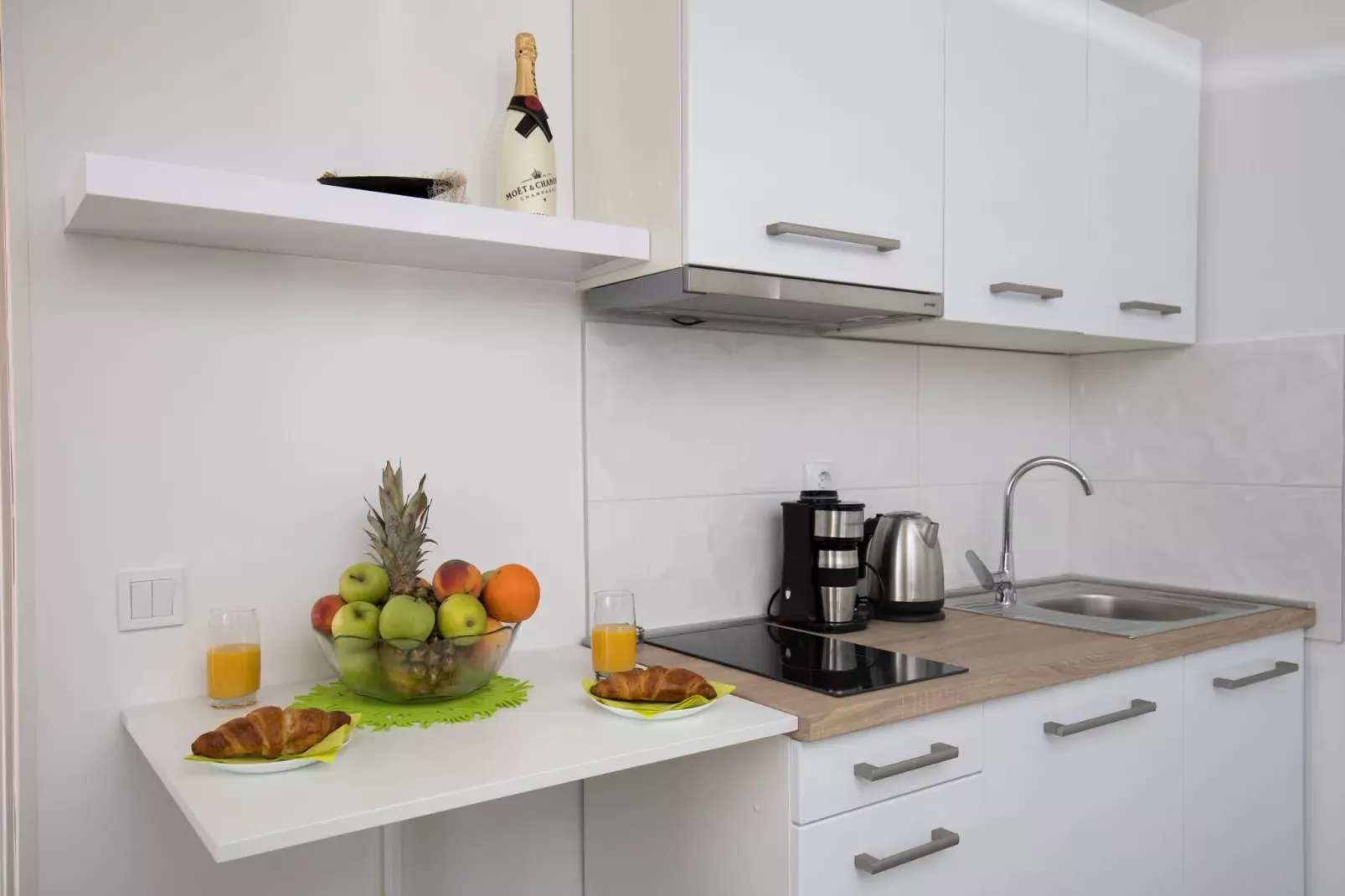 Apartment Semi - One Bedroom Apartment with Terrace and Sea View-Kitchen