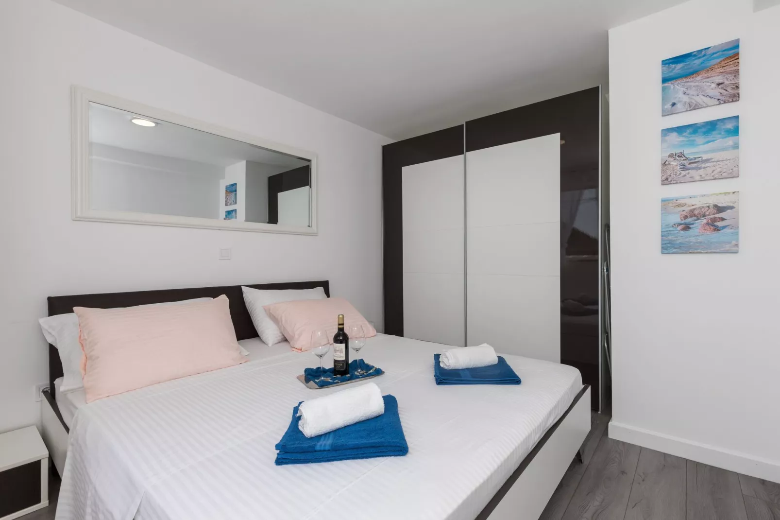 Apartment Semi - One Bedroom Apartment with Terrace and Sea View-Bedroom