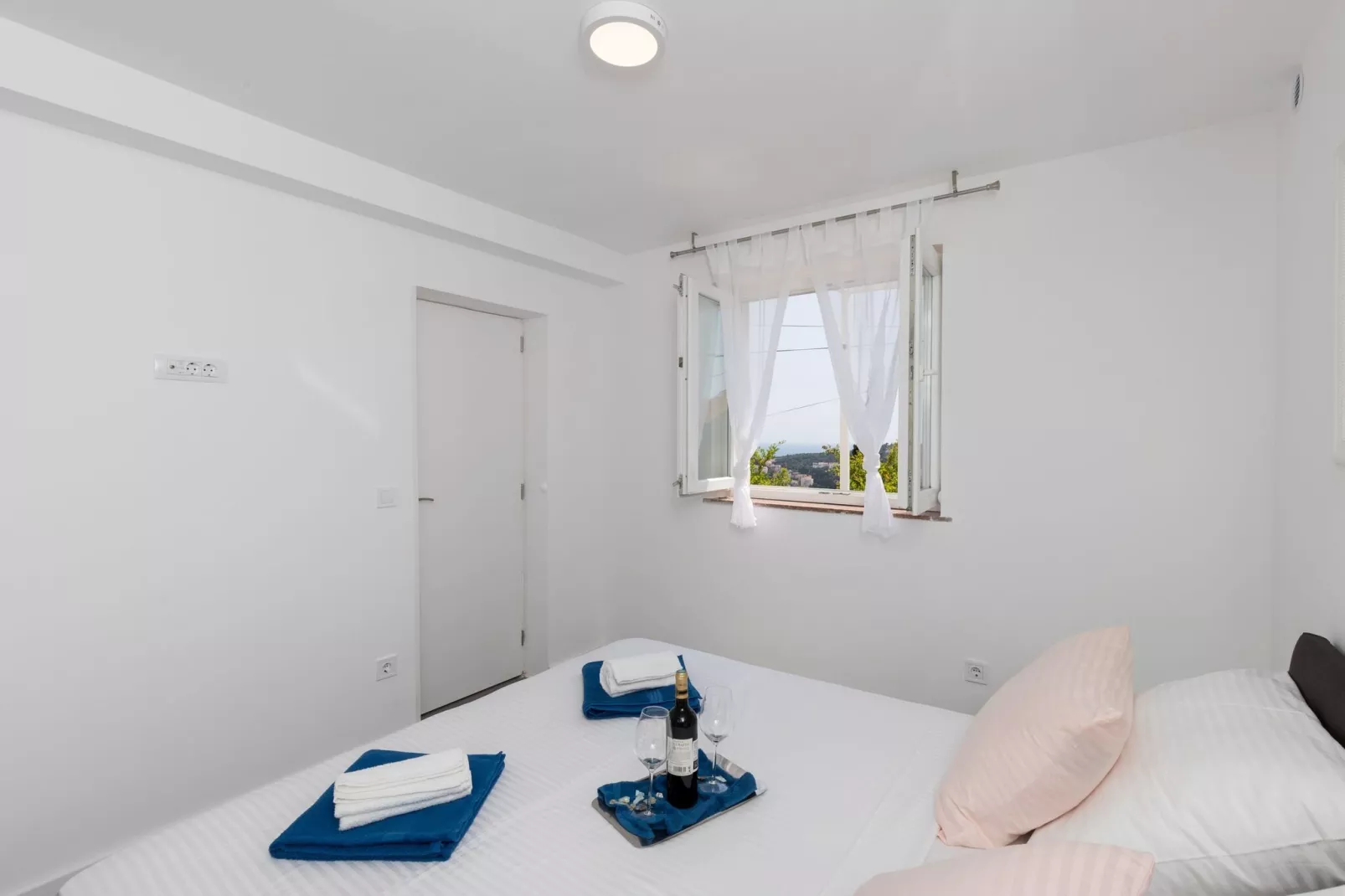 Apartment Semi - One Bedroom Apartment with Terrace and Sea View-Bedroom