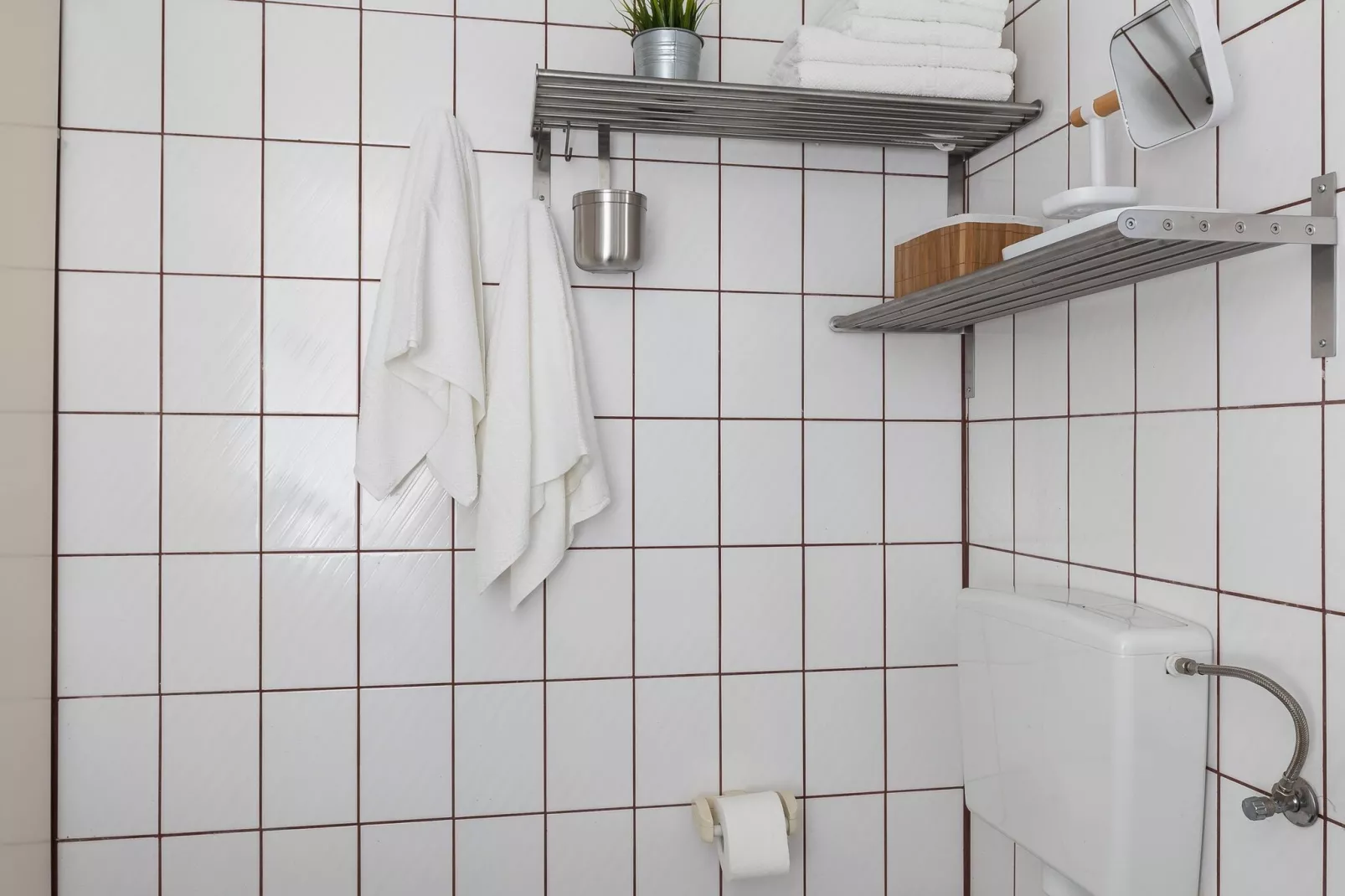 Apartment Dubo - One Bedroom Apartment with Balcony-Bathroom